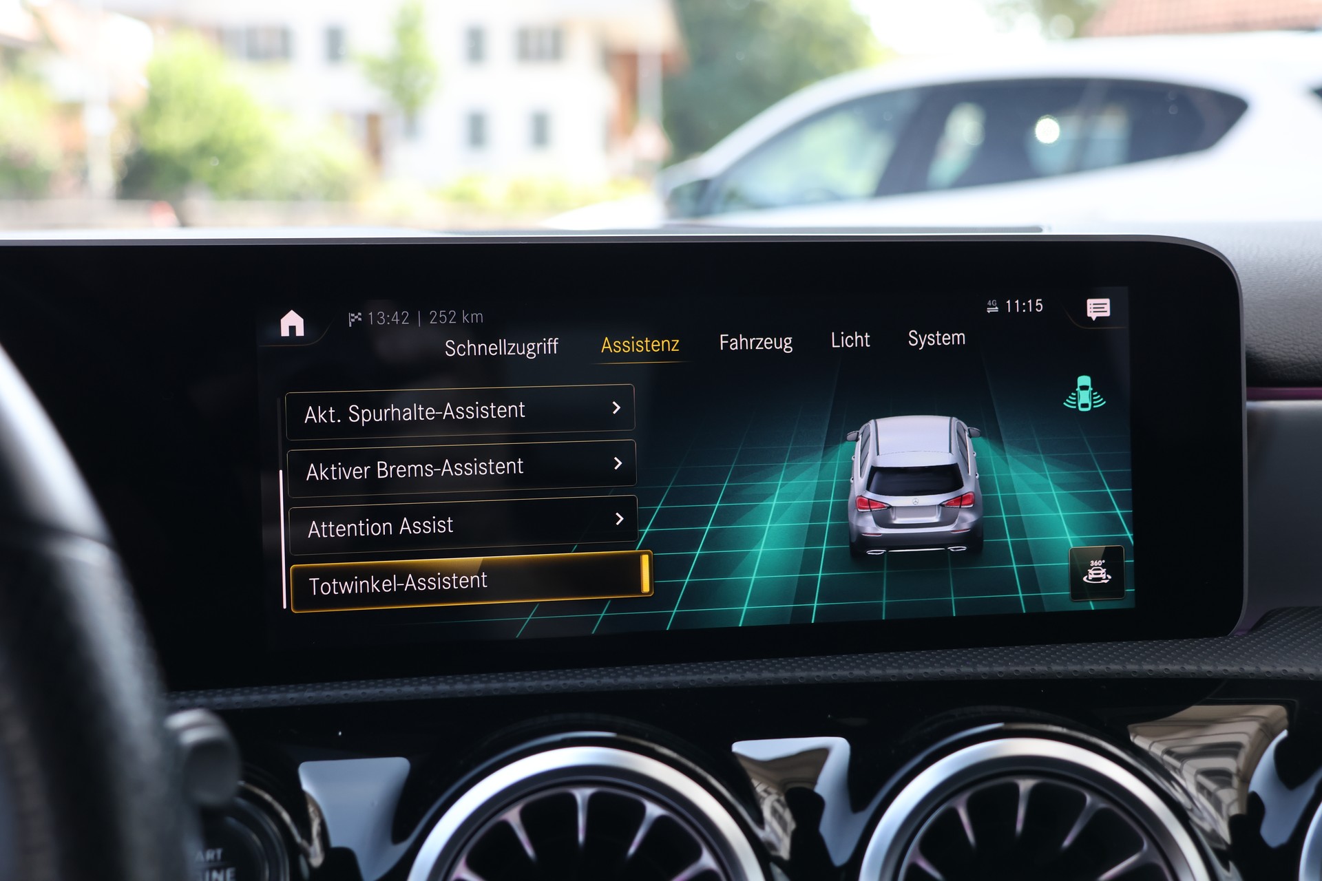 MERCEDES-BENZ A 250 AMG Line 7G-DCT (CH)-image-21
