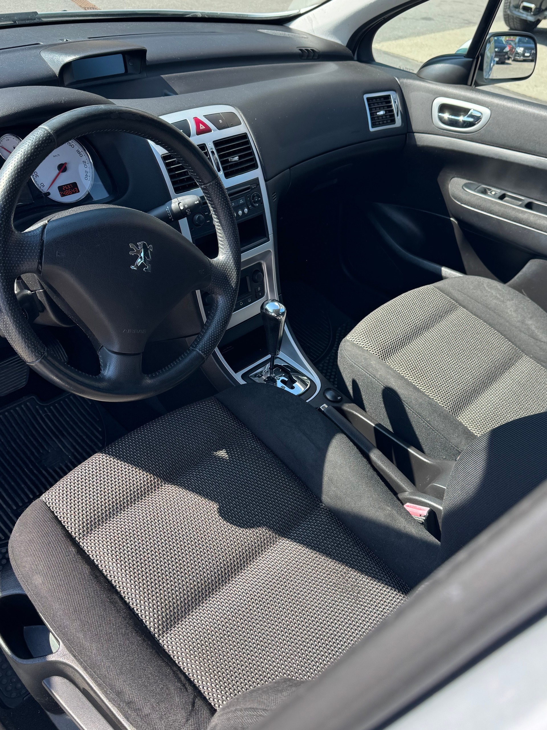 PEUGEOT 307 SW 2.0 HDI Platinum Edition-image-8