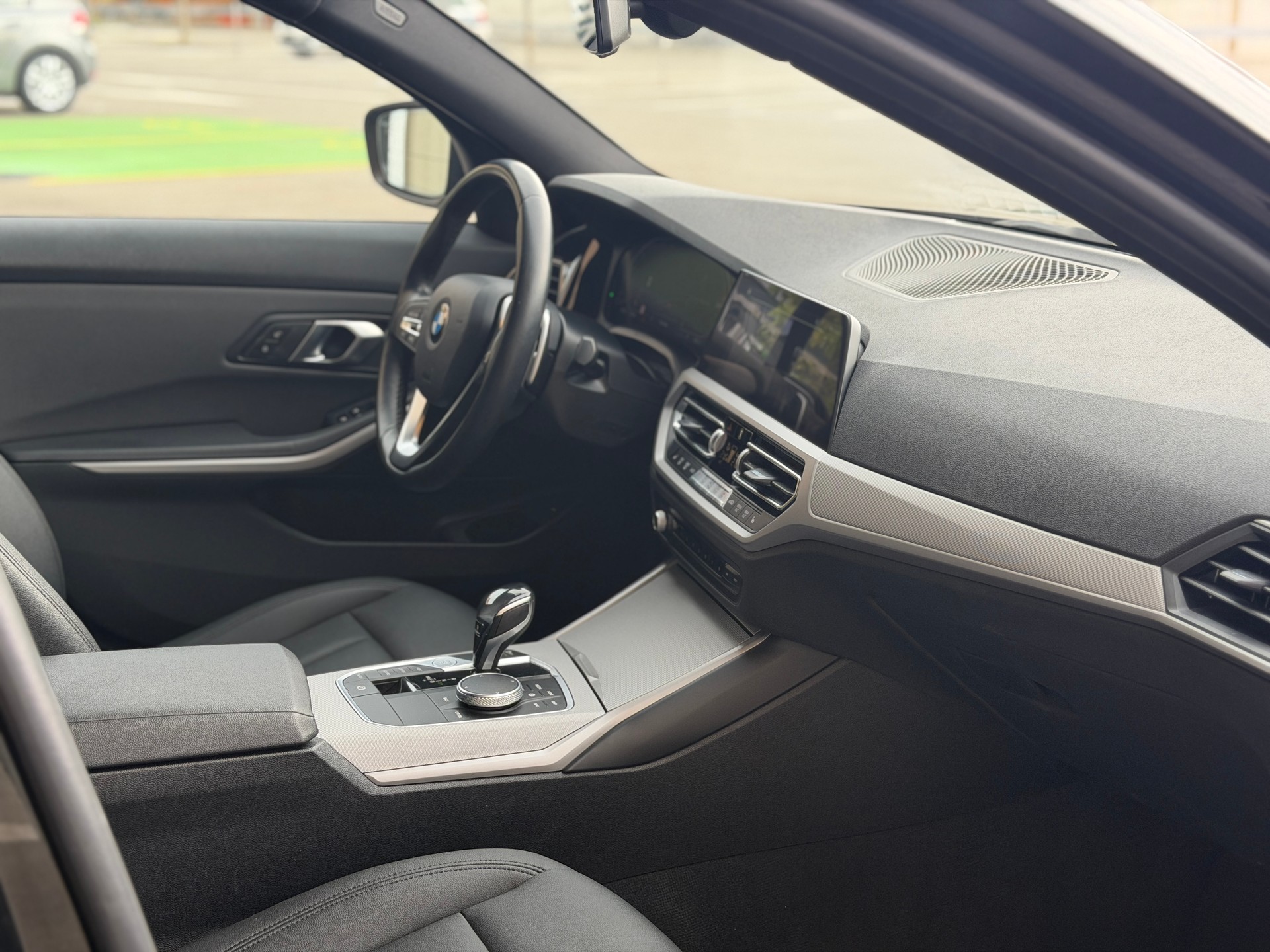 BMW 320d xDrive 48V Touring Steptronic-image-25