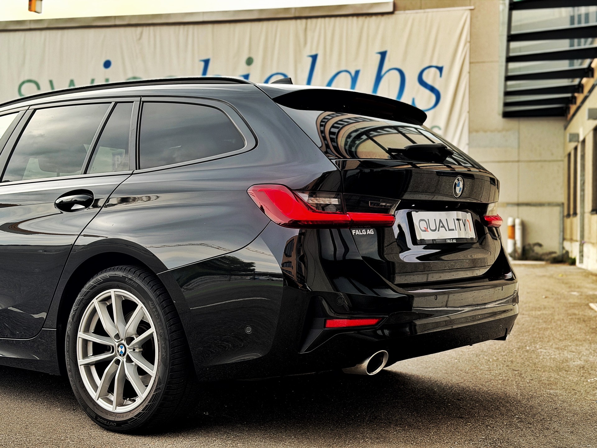 BMW 320d xDrive 48V Touring Steptronic-image-11