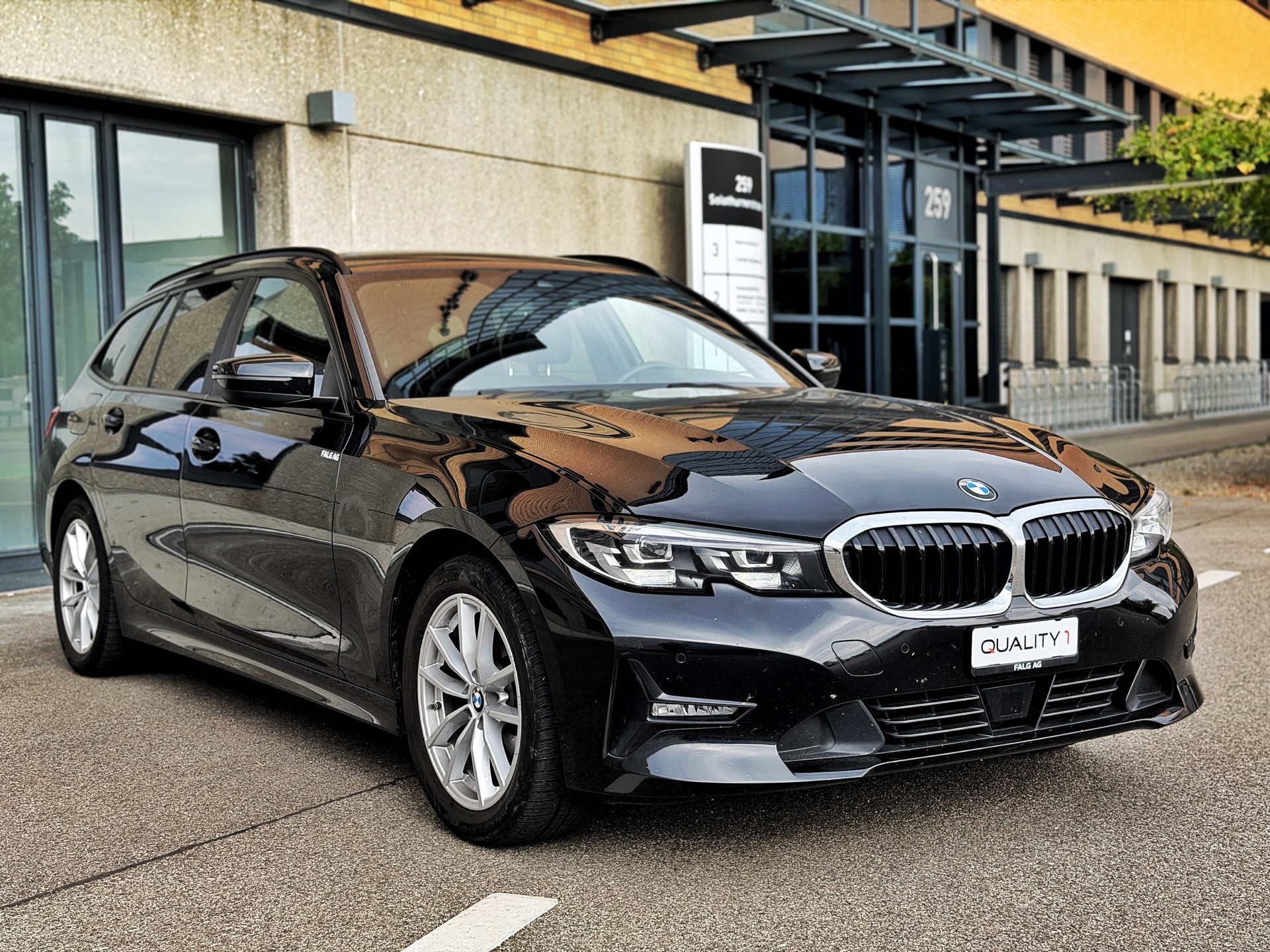 BMW 320d xDrive 48V Touring Steptronic-image-5