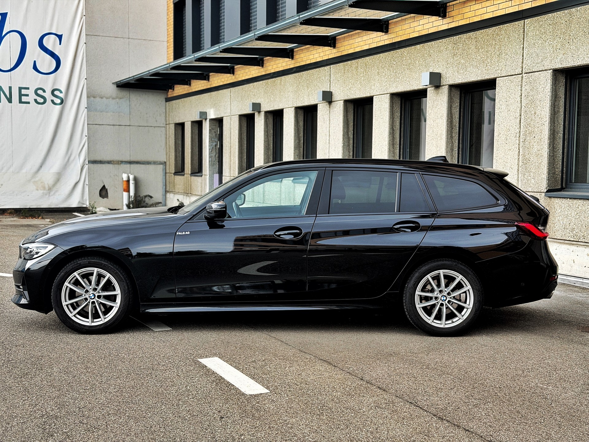 BMW 320d xDrive 48V Touring Steptronic-image-1