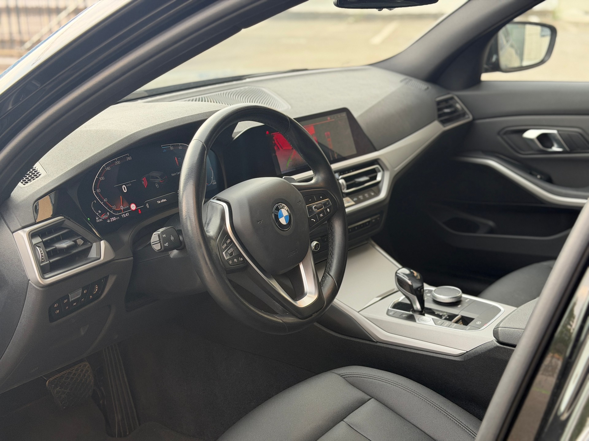 BMW 320d xDrive 48V Touring Steptronic-image-10