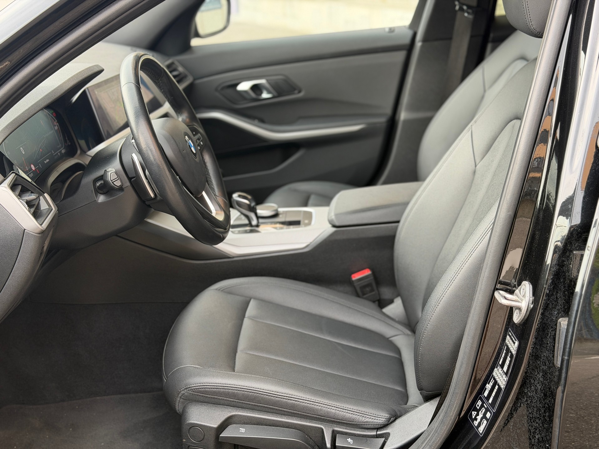 BMW 320d xDrive 48V Touring Steptronic-image-15