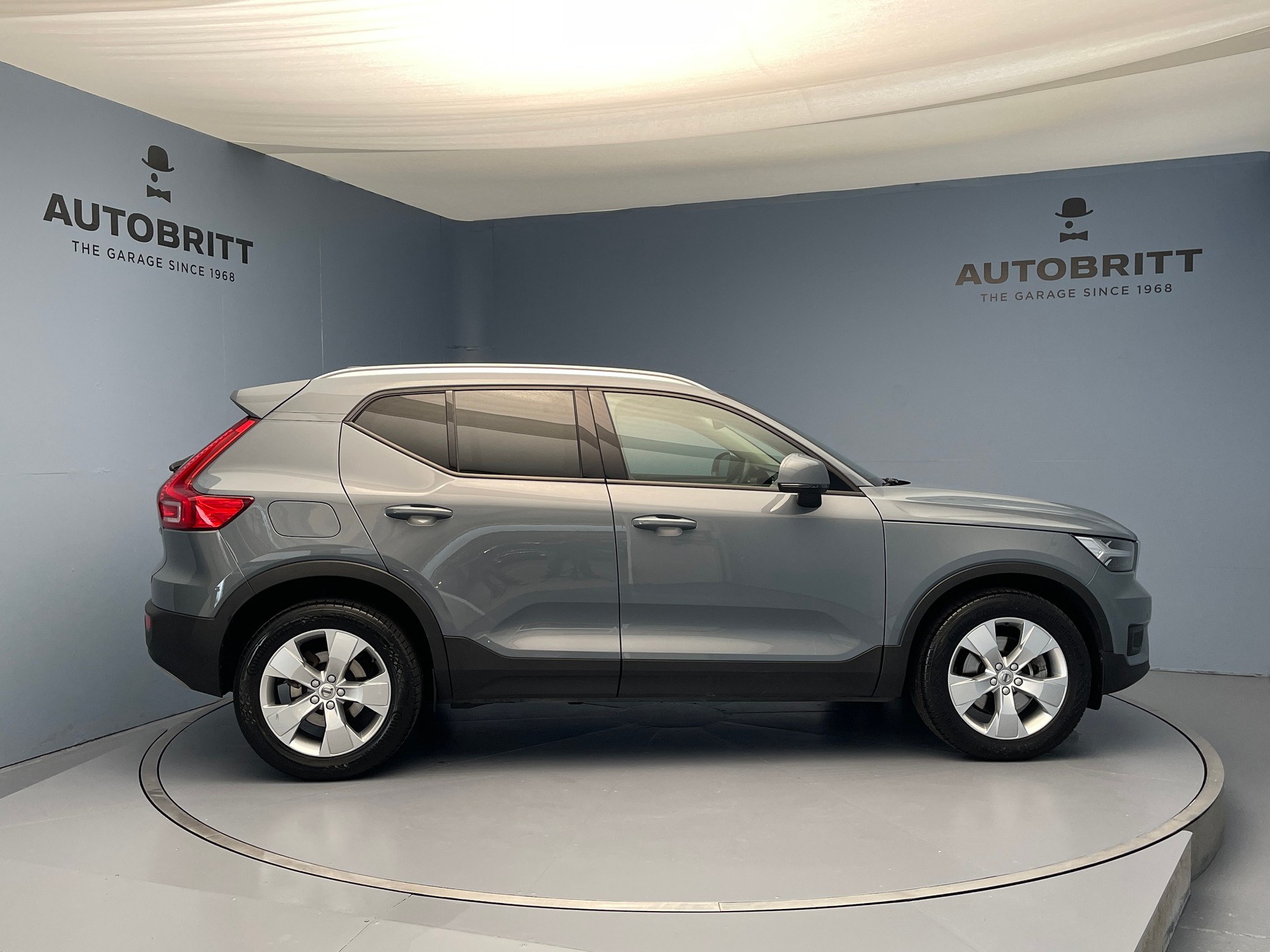 VOLVO XC40 2.0 B4 MH Momentum AWD-image-2
