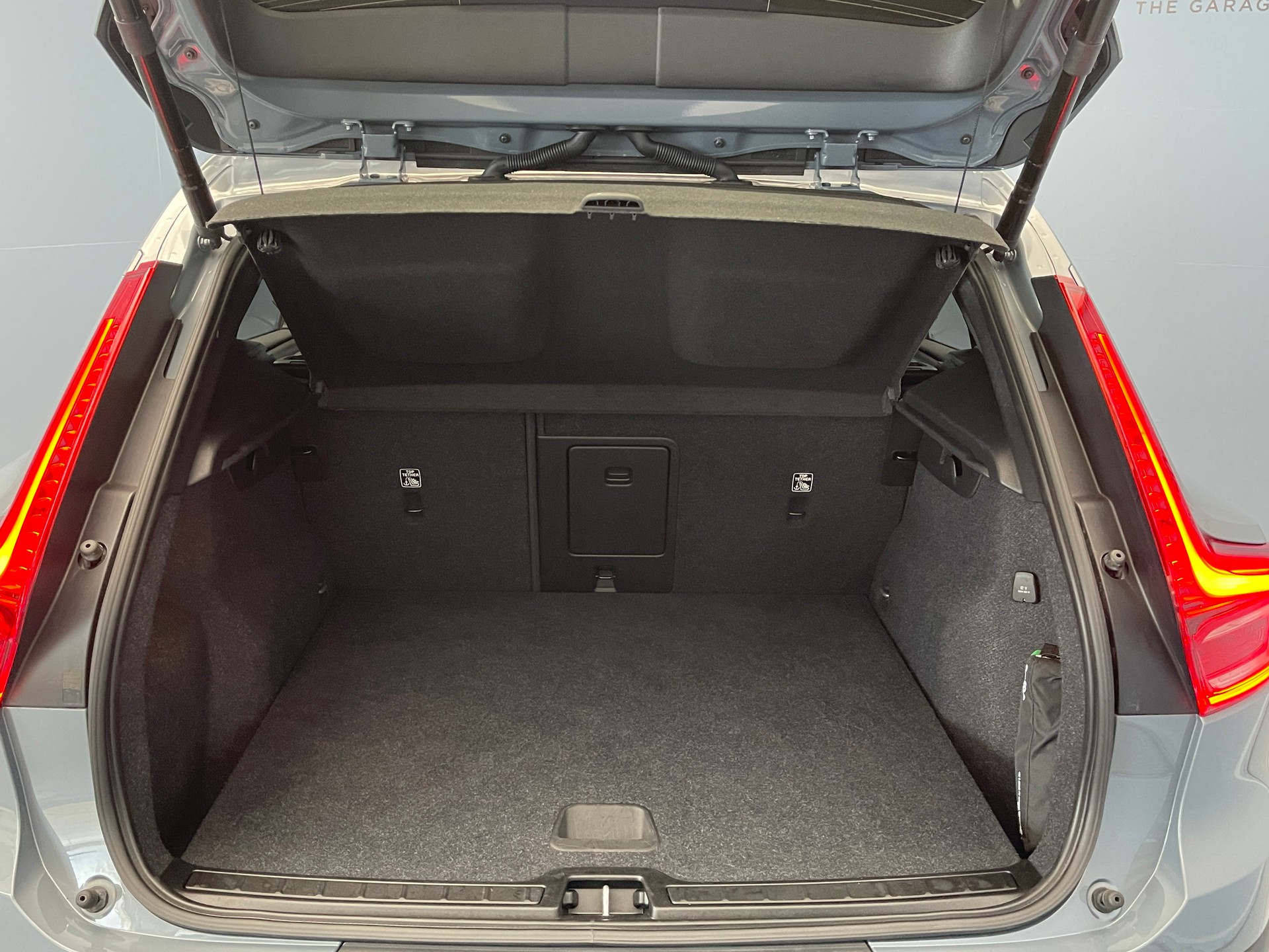 VOLVO XC40 2.0 B4 MH Momentum AWD-image-14