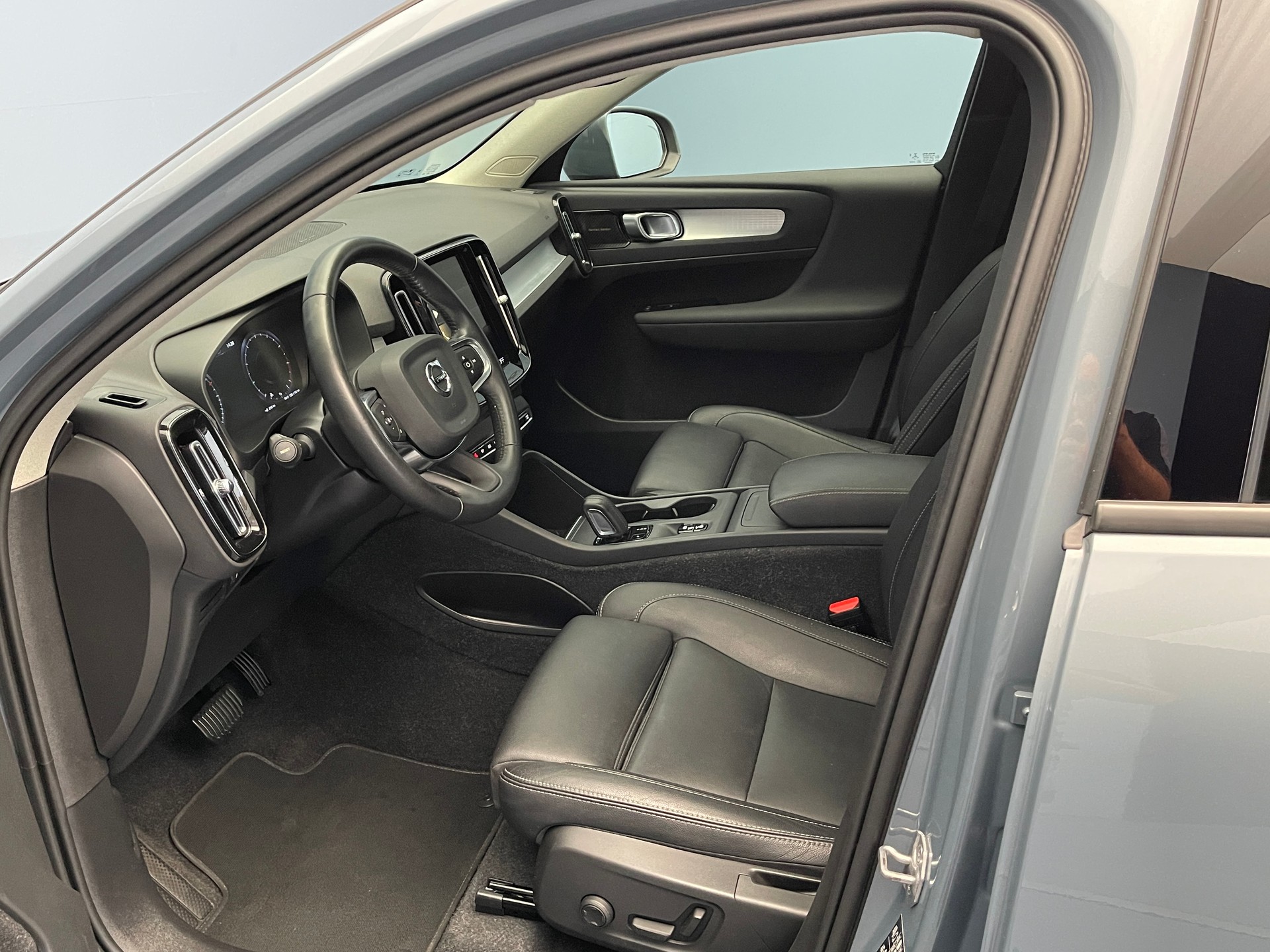 VOLVO XC40 2.0 B4 MH Momentum AWD-image-7