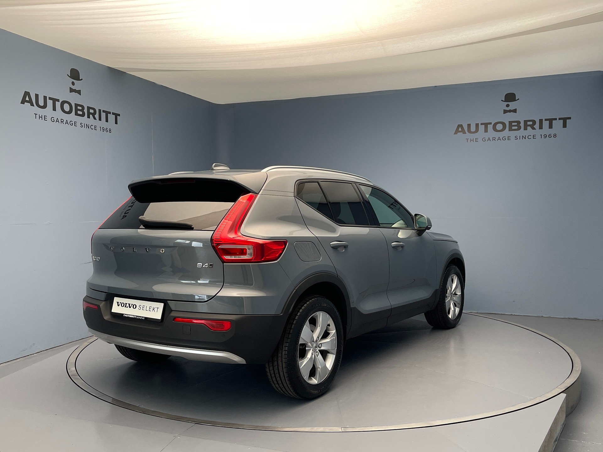 VOLVO XC40 2.0 B4 MH Momentum AWD-image-1