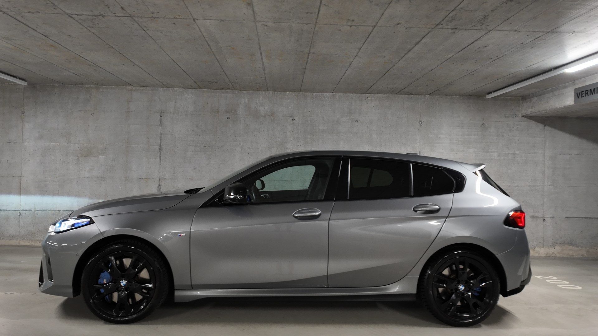 BMW M135 xDrive-showroom-element-2