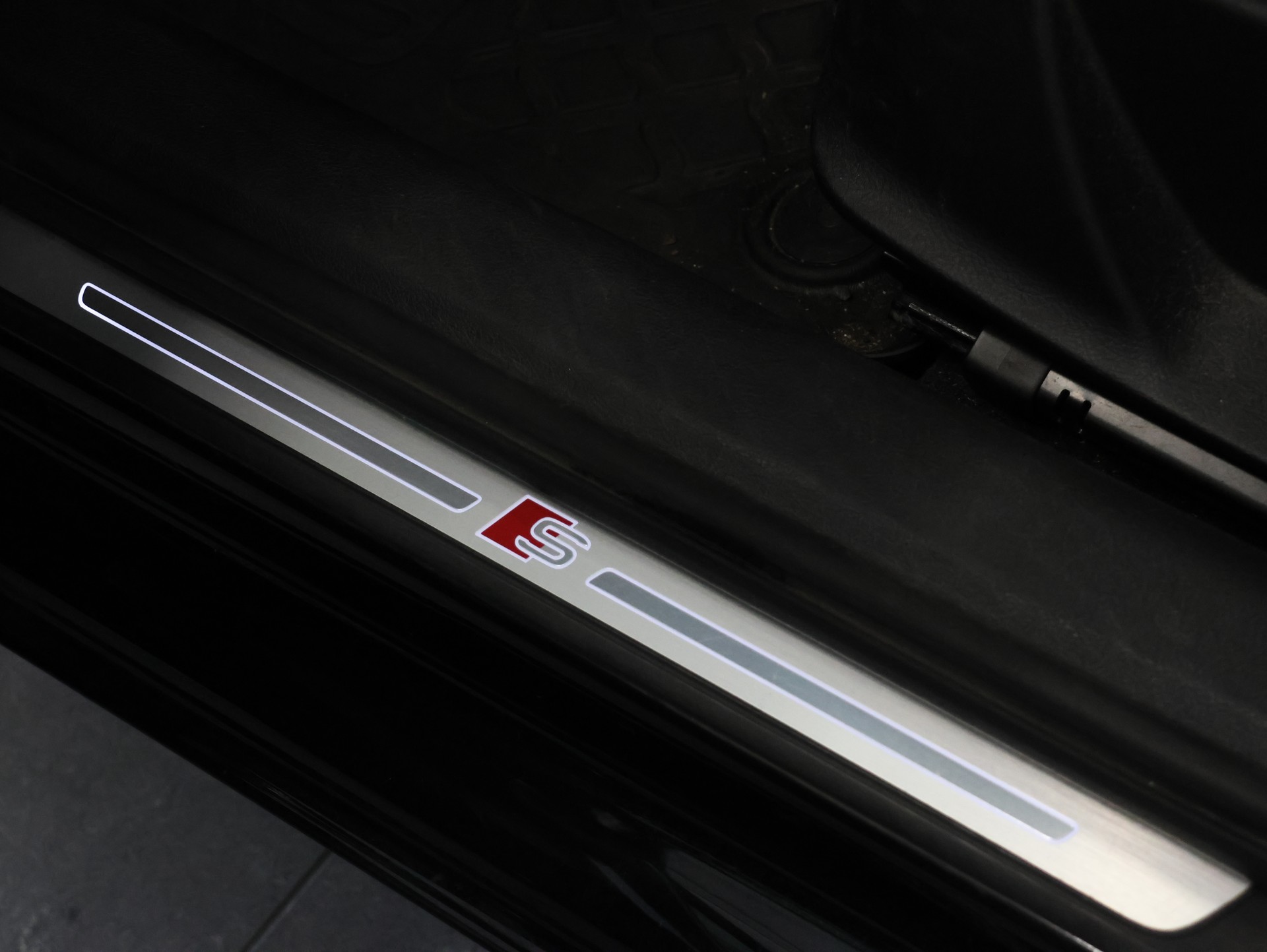 AUDI A4 Avant 2.0 TDI Sport quattro S-tronic *Sitzheizung* *Rückfahrkamera*-image-12