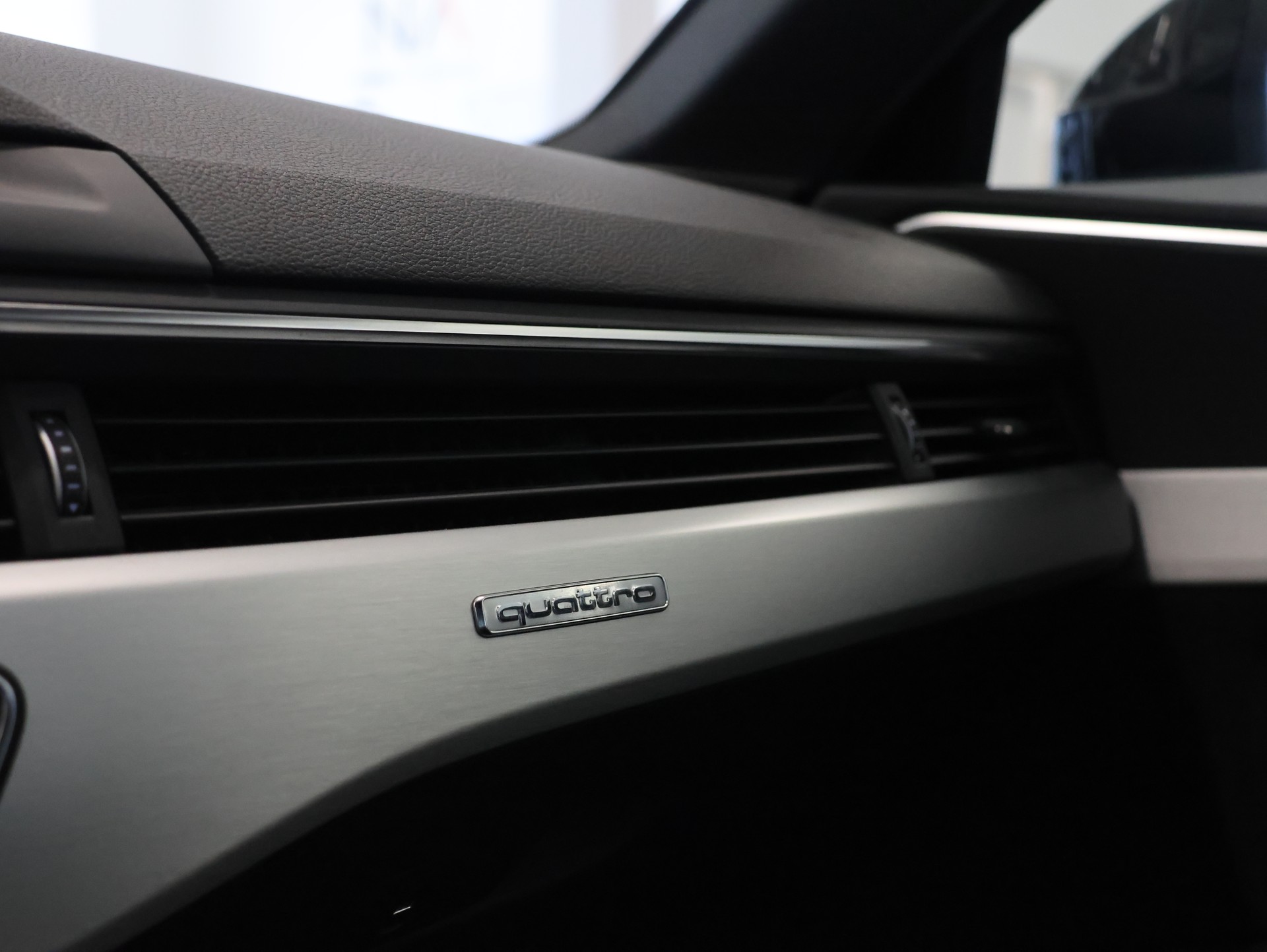 AUDI A4 Avant 2.0 TDI Sport quattro S-tronic *Sitzheizung* *Rückfahrkamera*-image-25