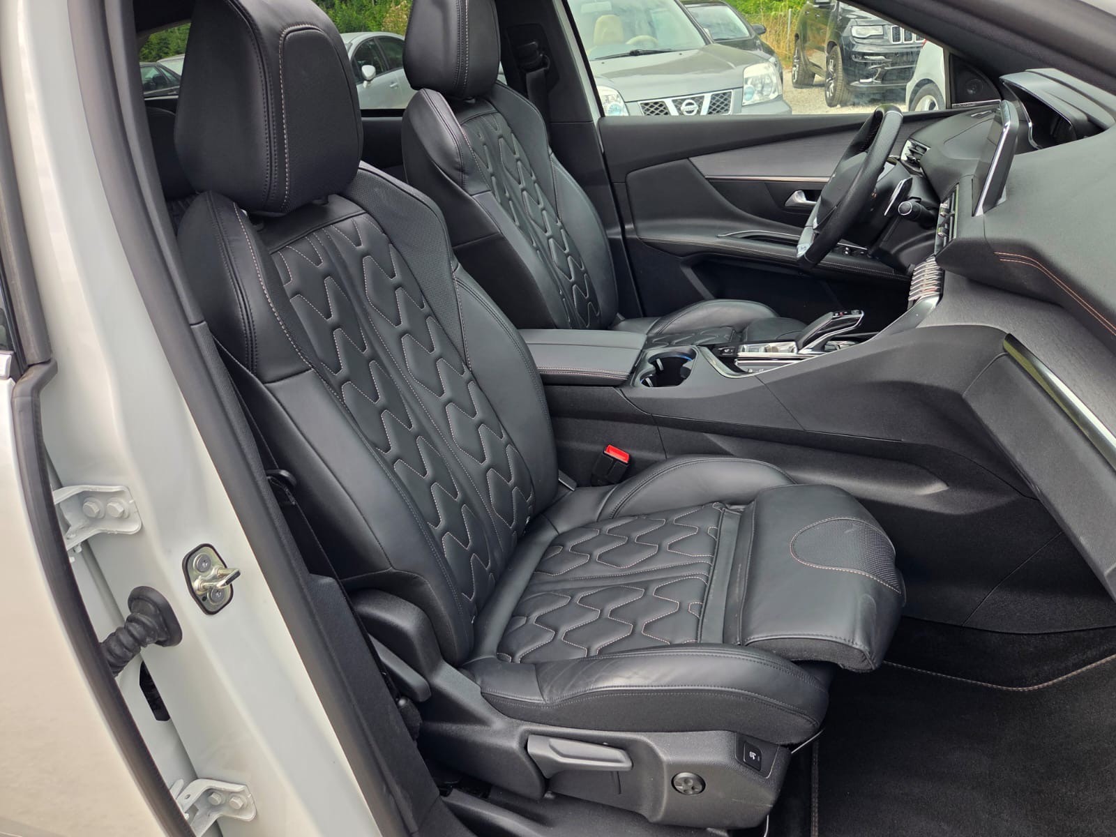 PEUGEOT 3008 300e Hybrid4 GT EAT8-image-11