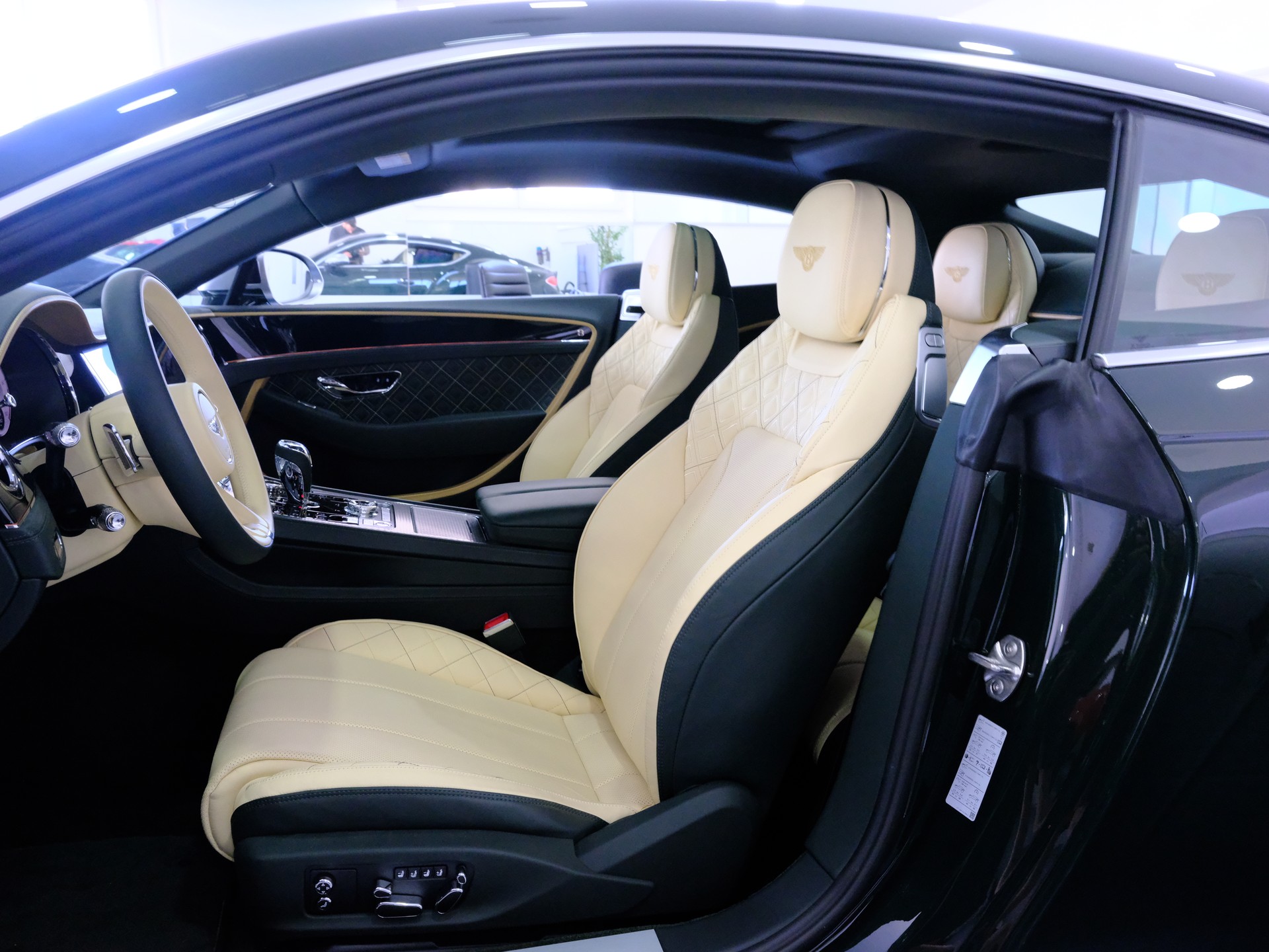 BENTLEY Continental GT 4.0 V8 Mulliner-image-10