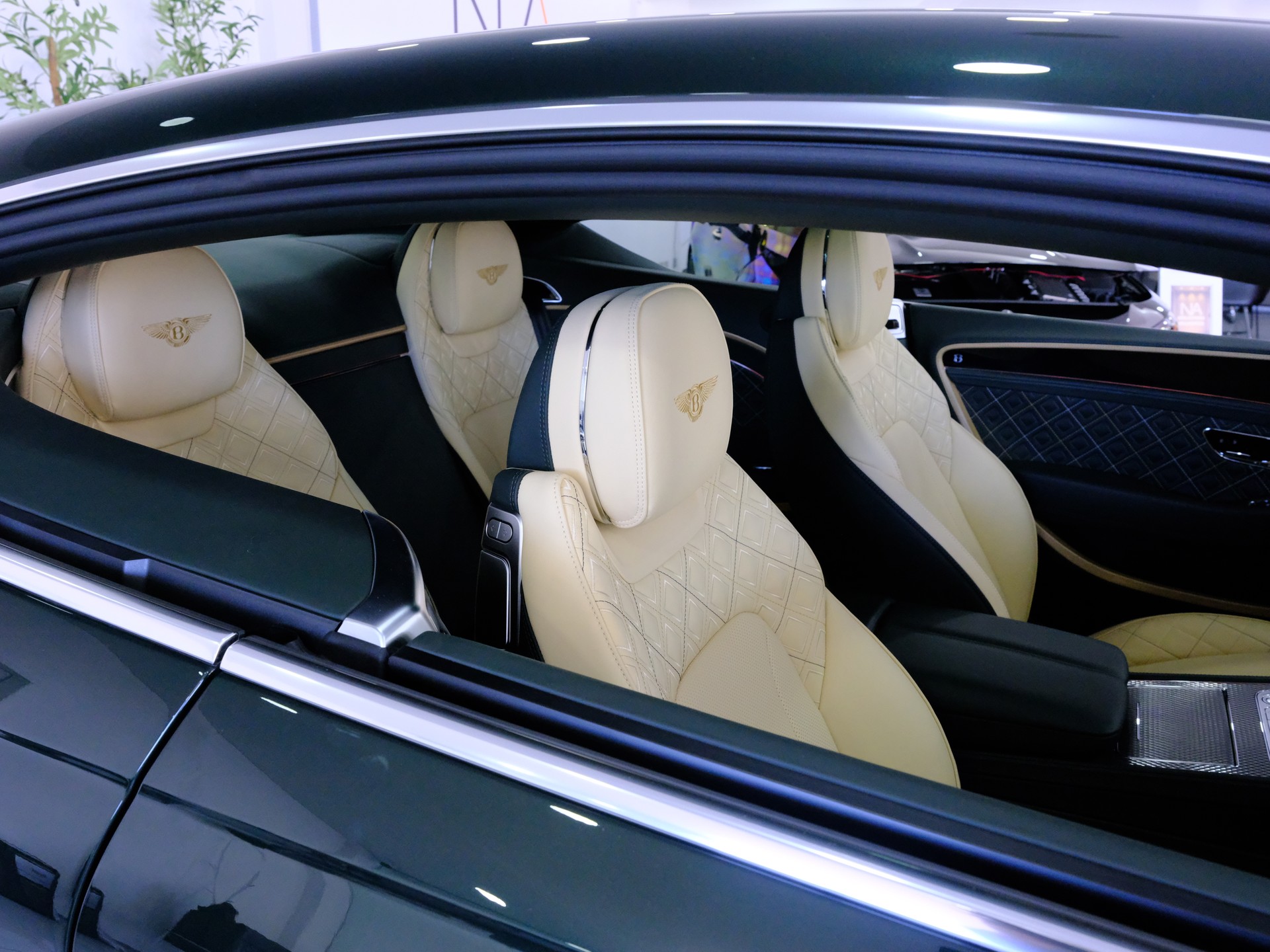 BENTLEY Continental GT 4.0 V8 Mulliner-image-14