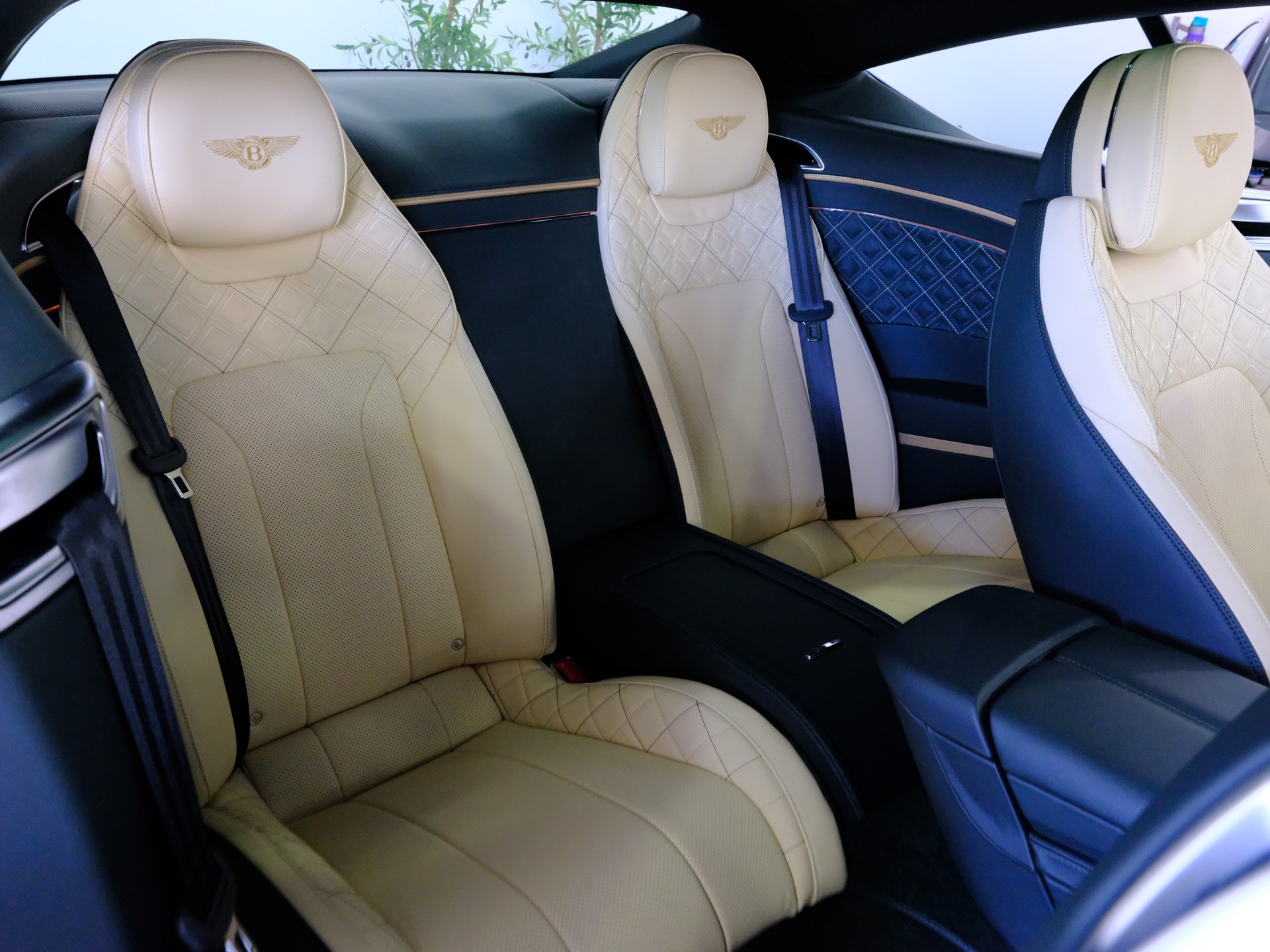 BENTLEY Continental GT 4.0 V8 Mulliner-image-13
