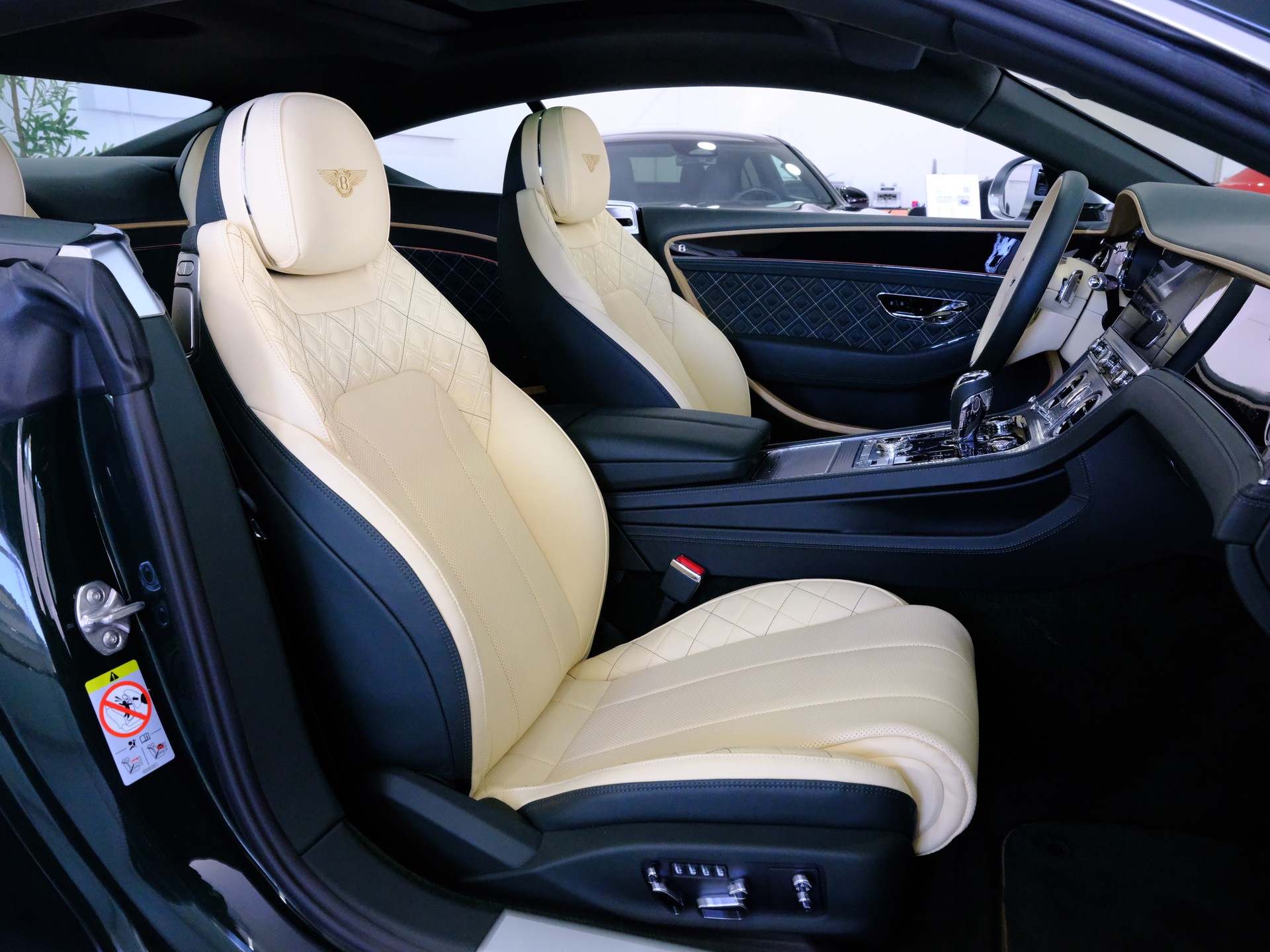 BENTLEY Continental GT 4.0 V8 Mulliner-image-16