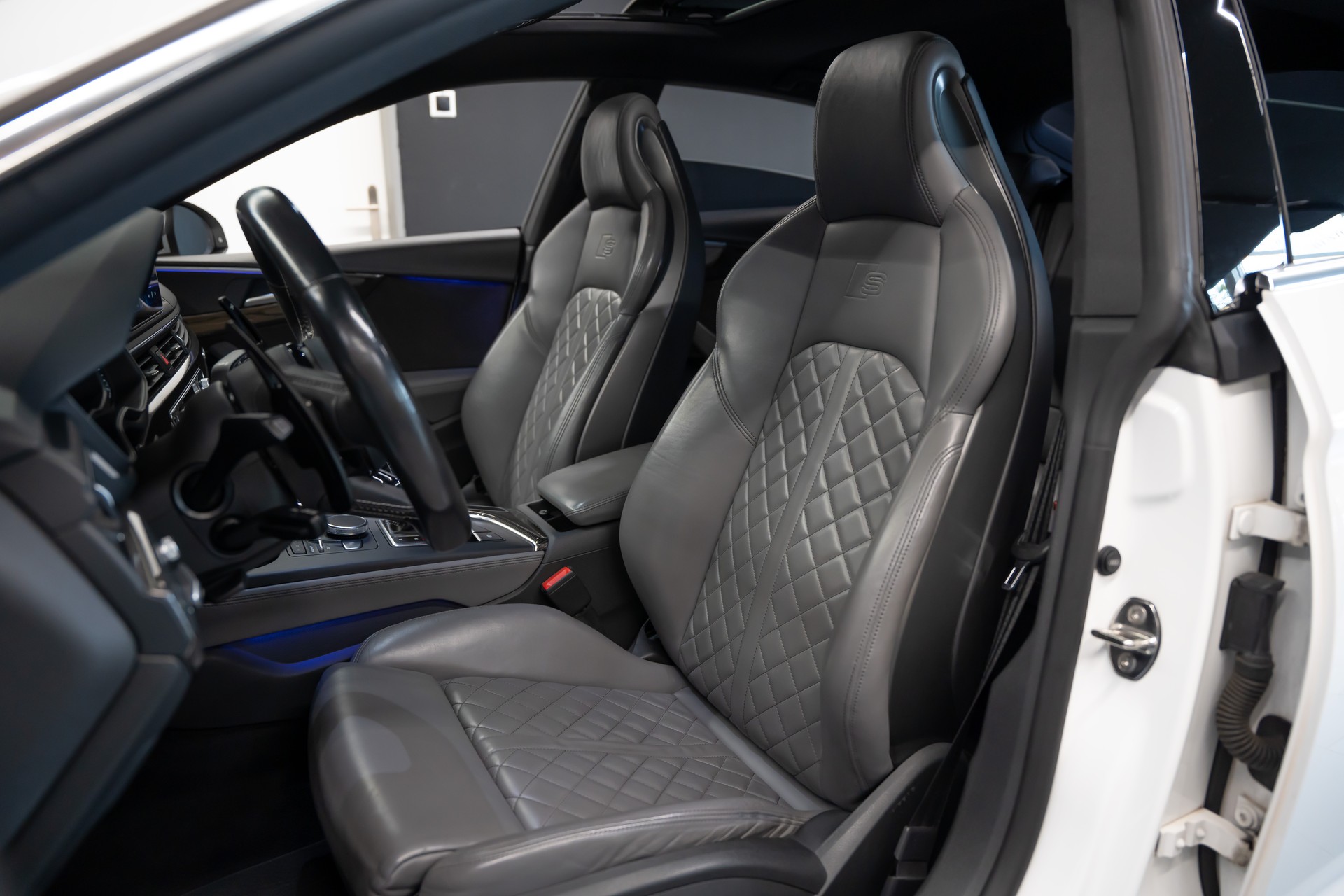 AUDI S5 Sportback 3.0 TFSI quattro tiptronic / CH Fahrzeug / Carbon Package / Head Up / Pano Dach / 8 Fach-image-10