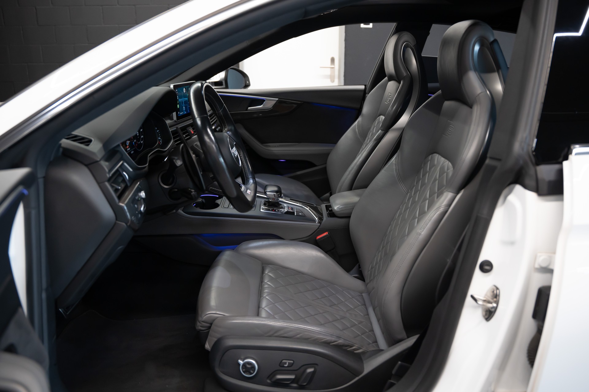 AUDI S5 Sportback 3.0 TFSI quattro tiptronic / CH Fahrzeug / Carbon Package / Head Up / Pano Dach / 8 Fach-image-9