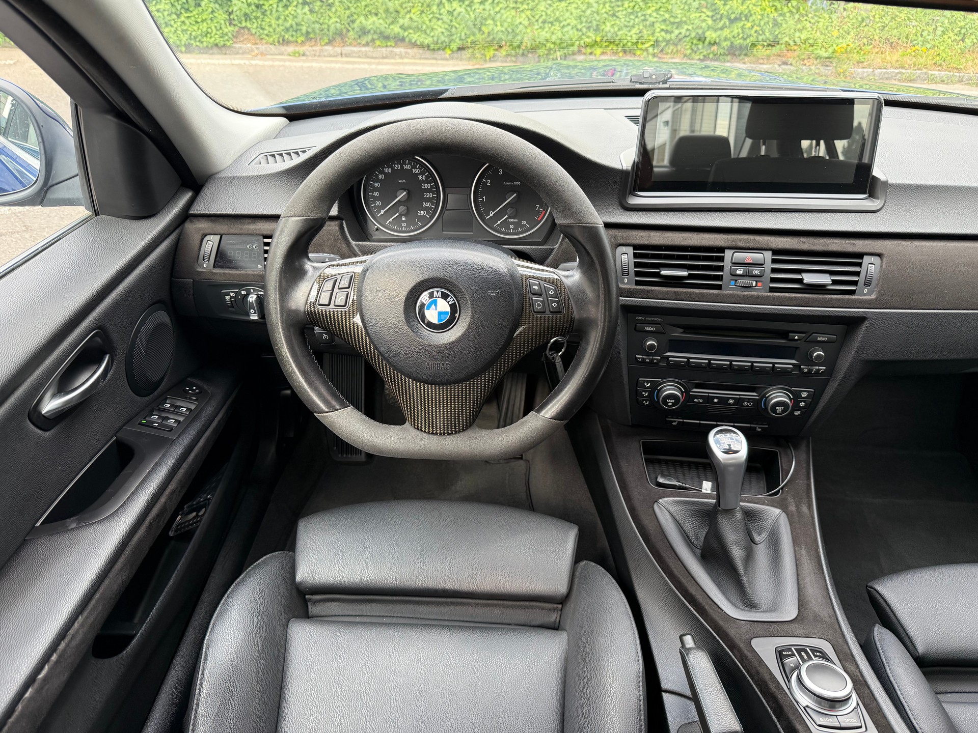 BMW 330i x-Drive *Schaltgetriebe *CarPlay *Frisch ab MFK *Leder-Ausstattung *Sitzheizung *Klimaautomatik *Tempomat-image-10