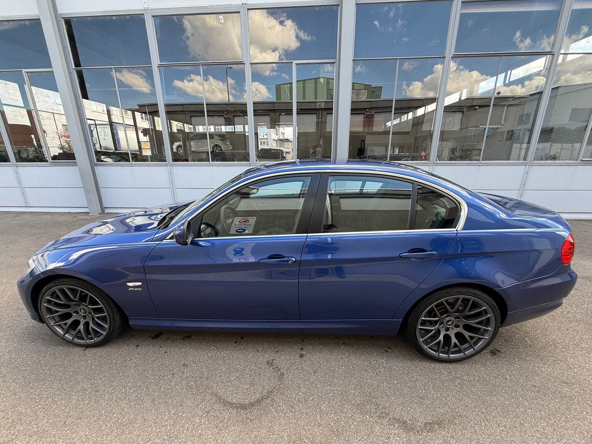 BMW 330i x-Drive *Schaltgetriebe *CarPlay *Frisch ab MFK *Leder-Ausstattung *Sitzheizung *Klimaautomatik *Tempomat-image-6