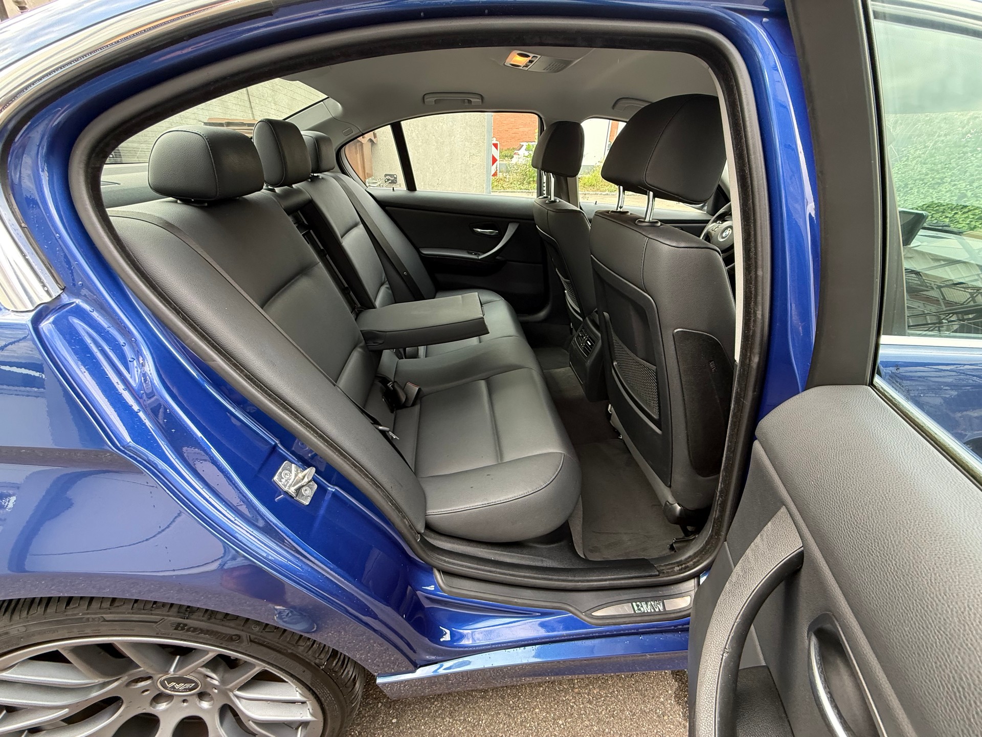 BMW 330i x-Drive *Schaltgetriebe *CarPlay *Frisch ab MFK *Leder-Ausstattung *Sitzheizung *Klimaautomatik *Tempomat-image-13