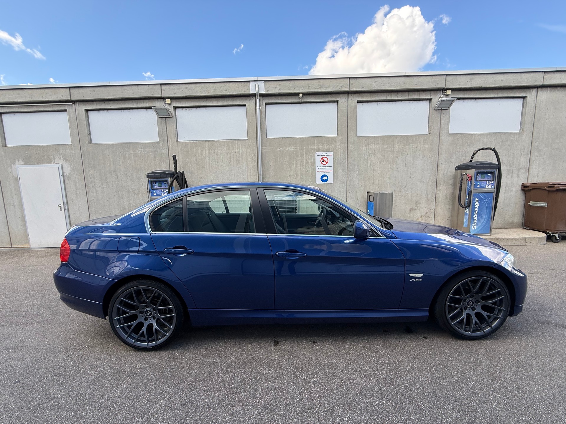 BMW 330i x-Drive *Schaltgetriebe *CarPlay *Frisch ab MFK *Leder-Ausstattung *Sitzheizung *Klimaautomatik *Tempomat-image-2
