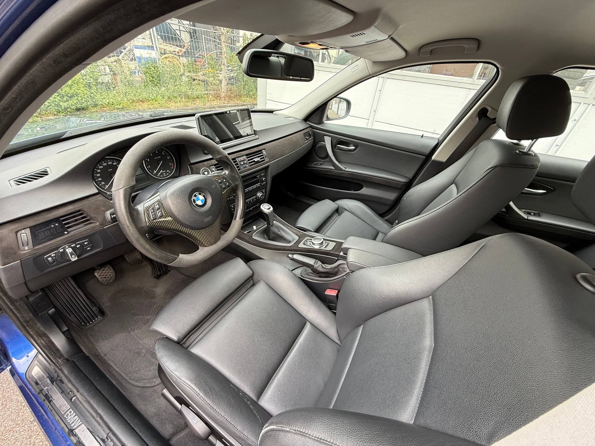 BMW 330i x-Drive *Schaltgetriebe *CarPlay *Frisch ab MFK *Leder-Ausstattung *Sitzheizung *Klimaautomatik *Tempomat-image-8