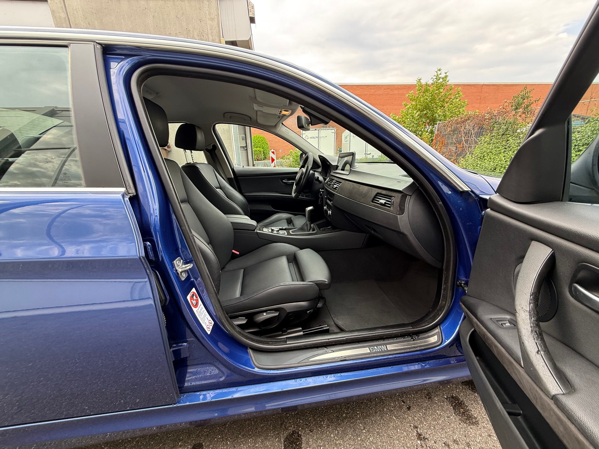 BMW 330i x-Drive *Schaltgetriebe *CarPlay *Frisch ab MFK *Leder-Ausstattung *Sitzheizung *Klimaautomatik *Tempomat-image-14
