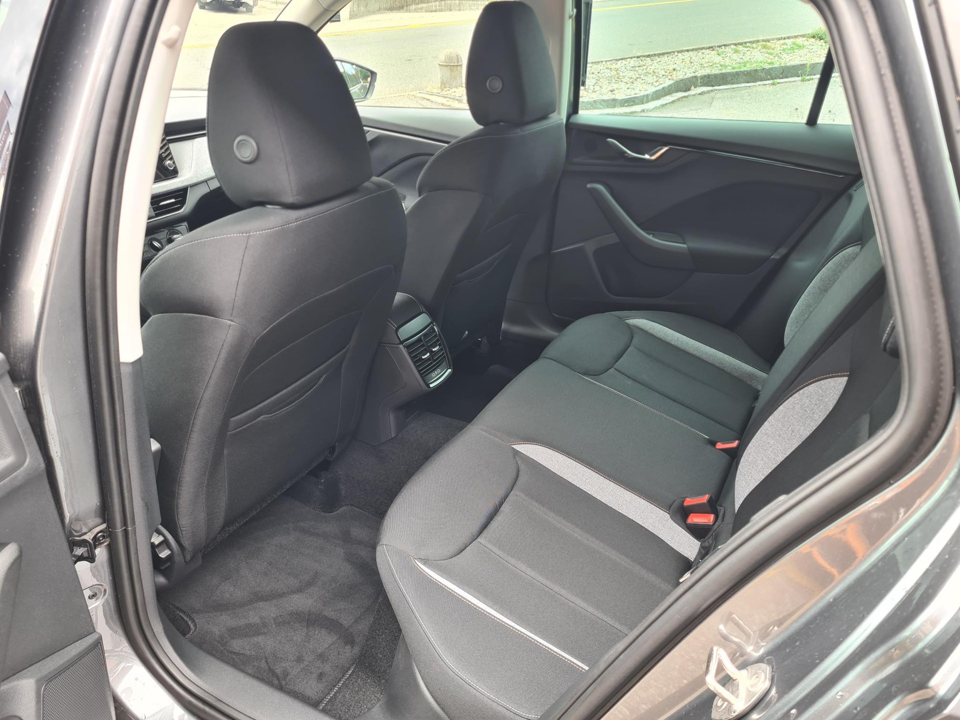 SKODA Kamiq 1.0 TSI Selection Black Edition DSG-image-8