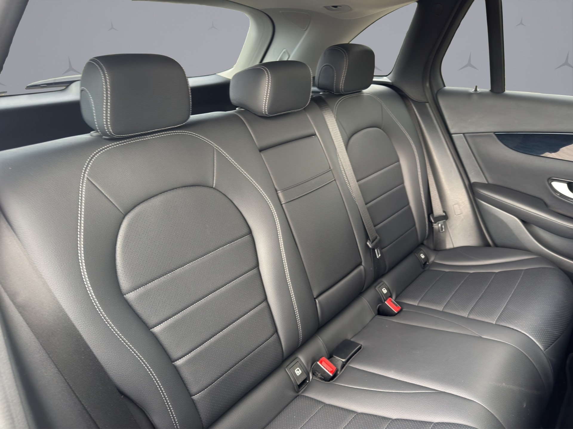 MERCEDES-BENZ GLC 250 AMG Line 4m-image-17