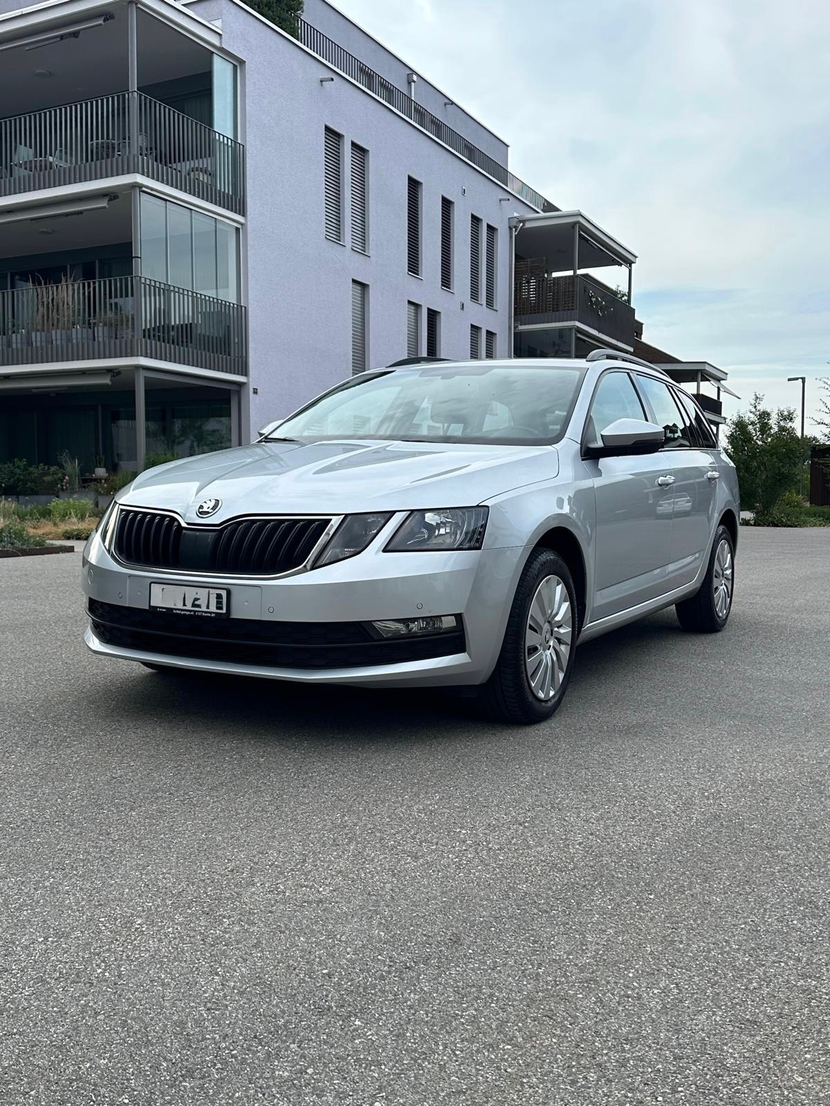 SKODA Octavia Combi 1.6 TDI Ambition DSG-image-0