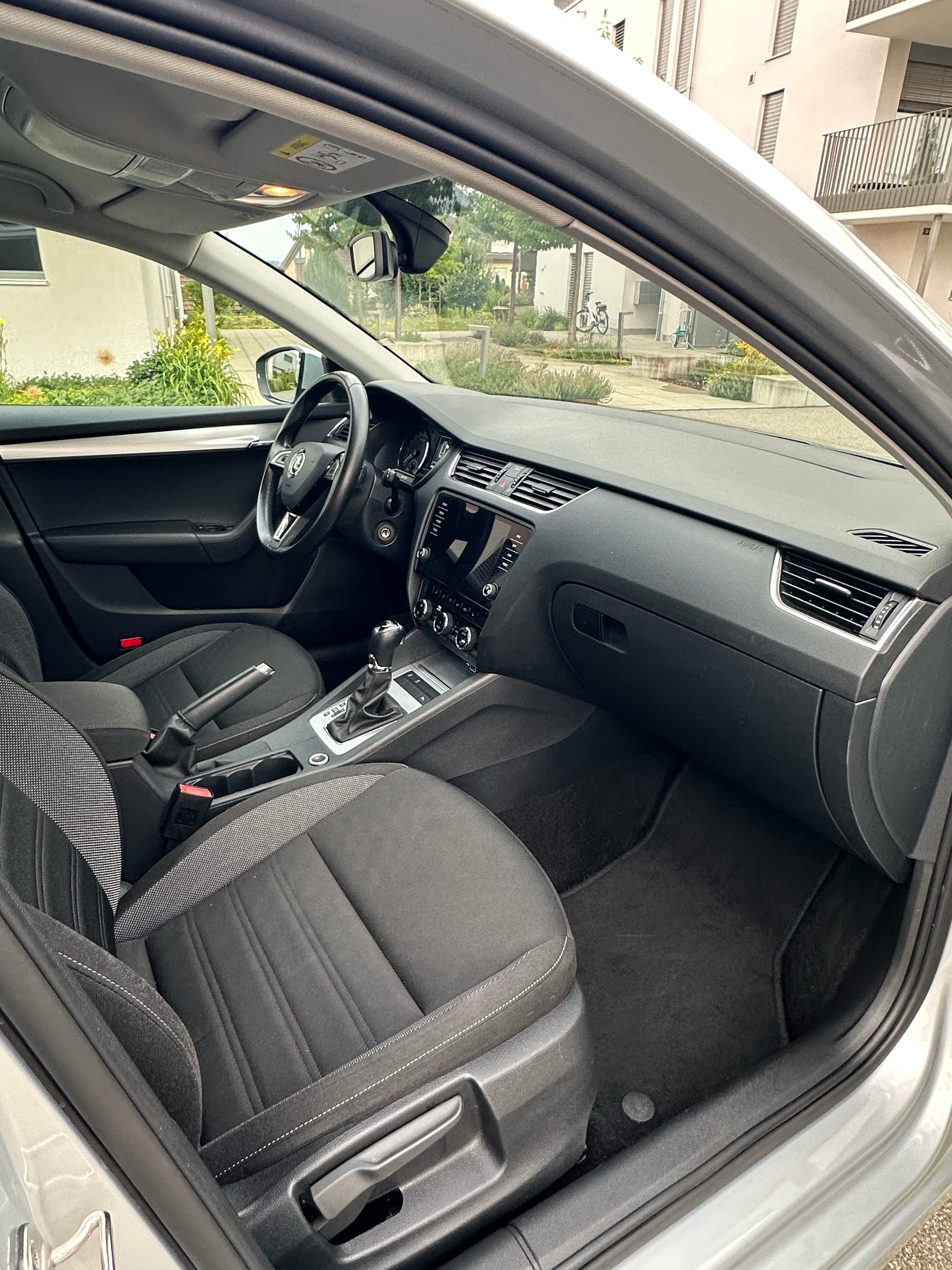SKODA Octavia Combi 1.6 TDI Ambition DSG-image-8