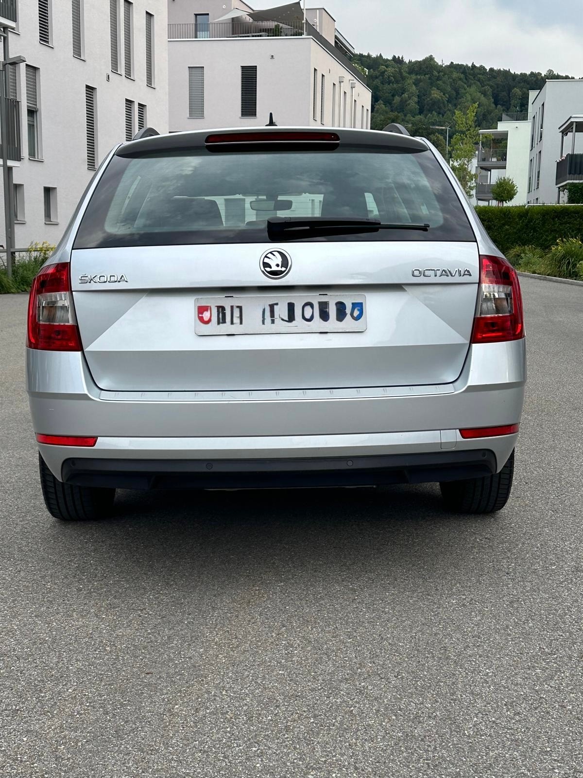 SKODA Octavia Combi 1.6 TDI Ambition DSG-image-5