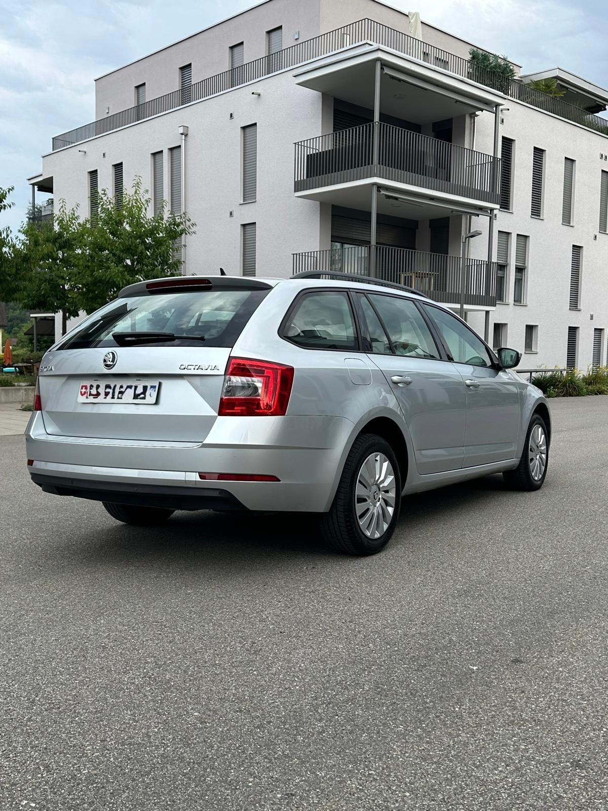 SKODA Octavia Combi 1.6 TDI Ambition DSG-image-4