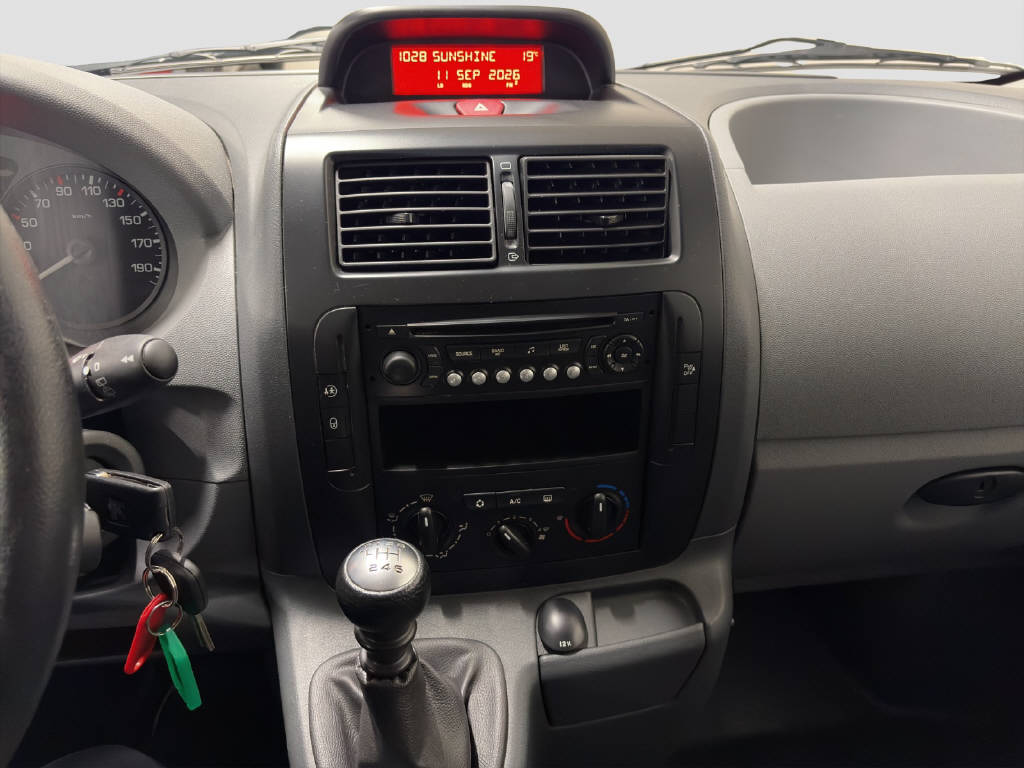 PEUGEOT Expert Tepee L1 2.0 HDI 136 PS Confort 9P-image-10