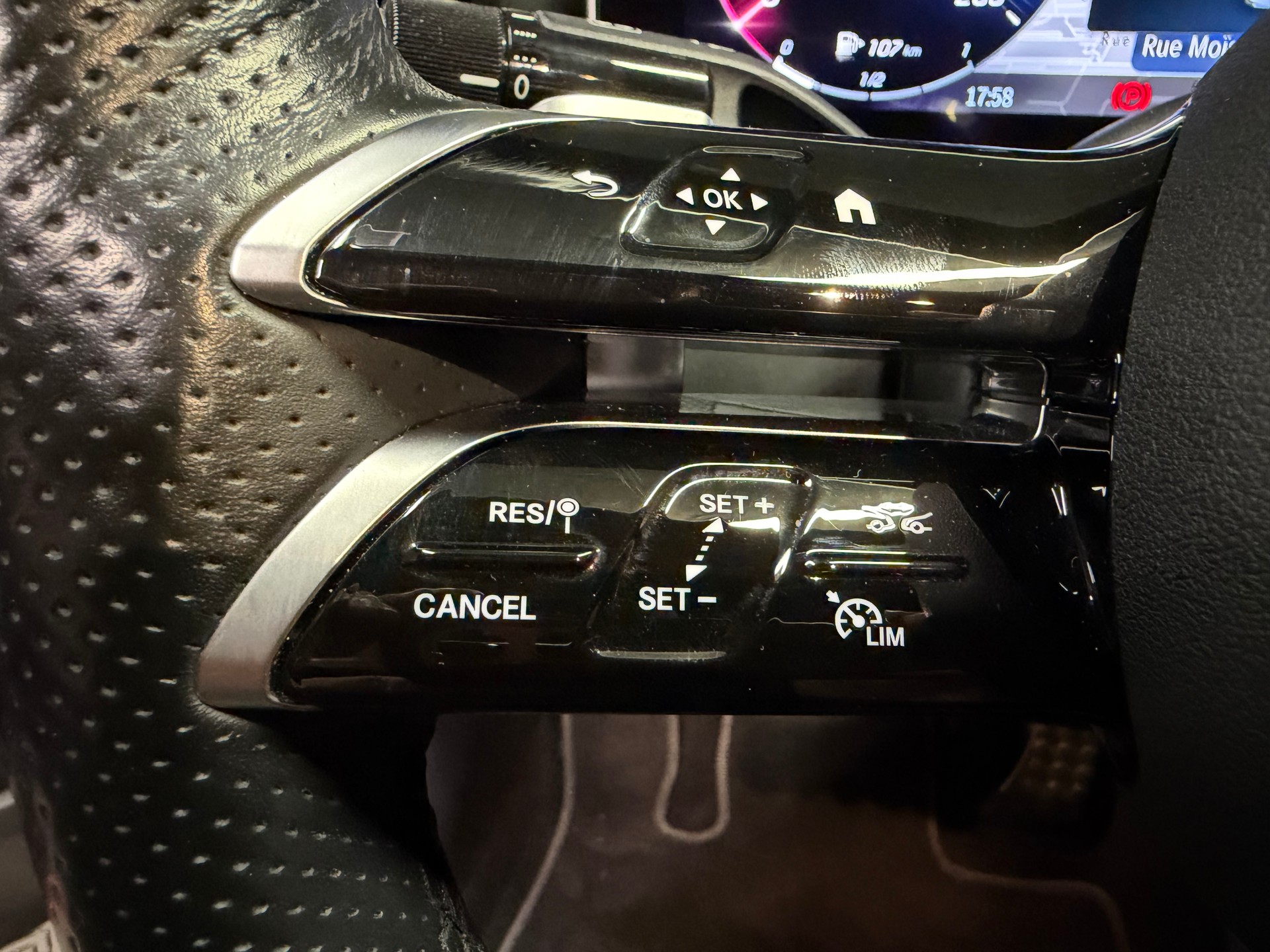 MERCEDES-BENZ C 300 AMG Line-image-13