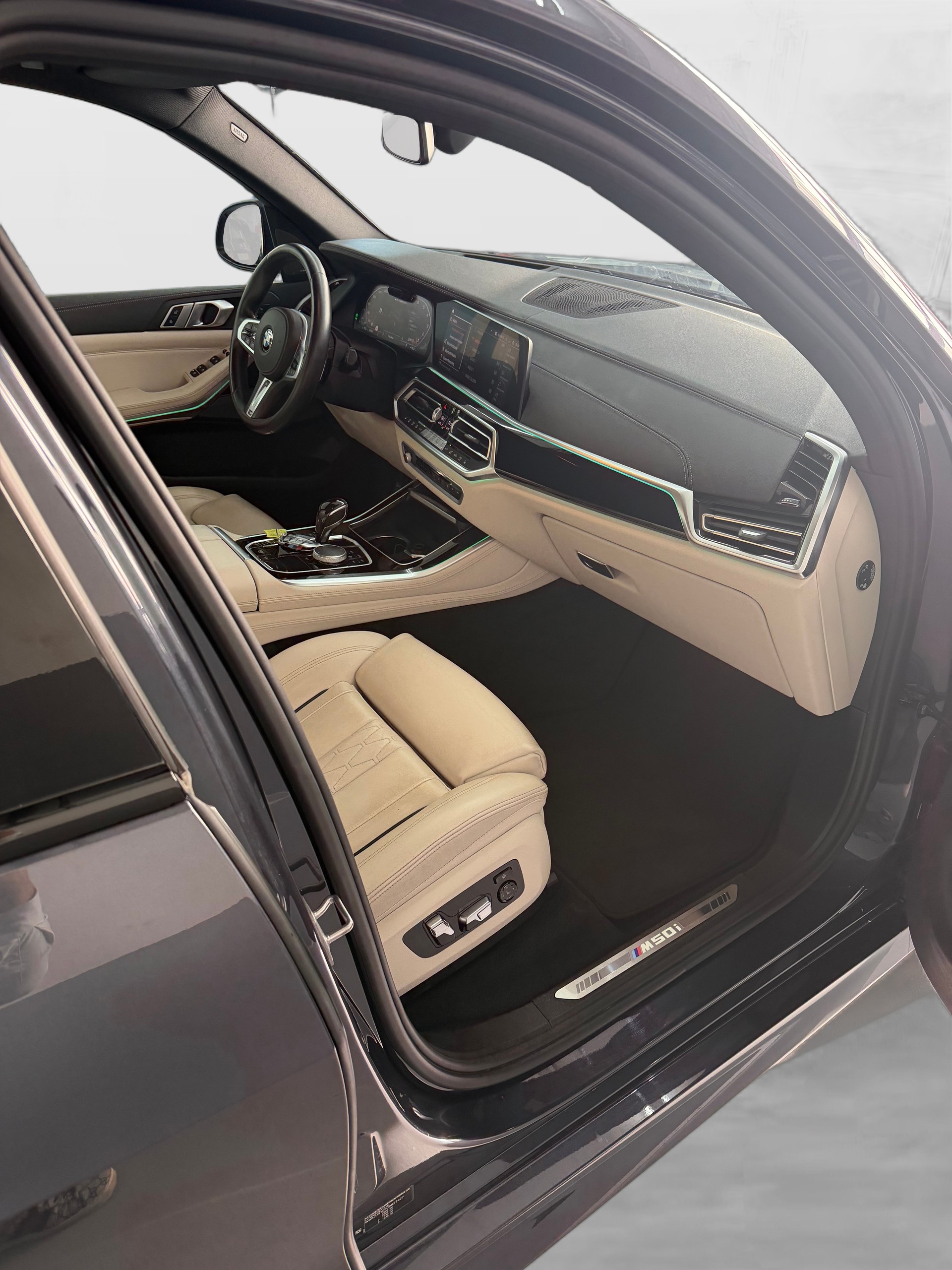 BMW X5 xDrive M50i Steptronic-image-12