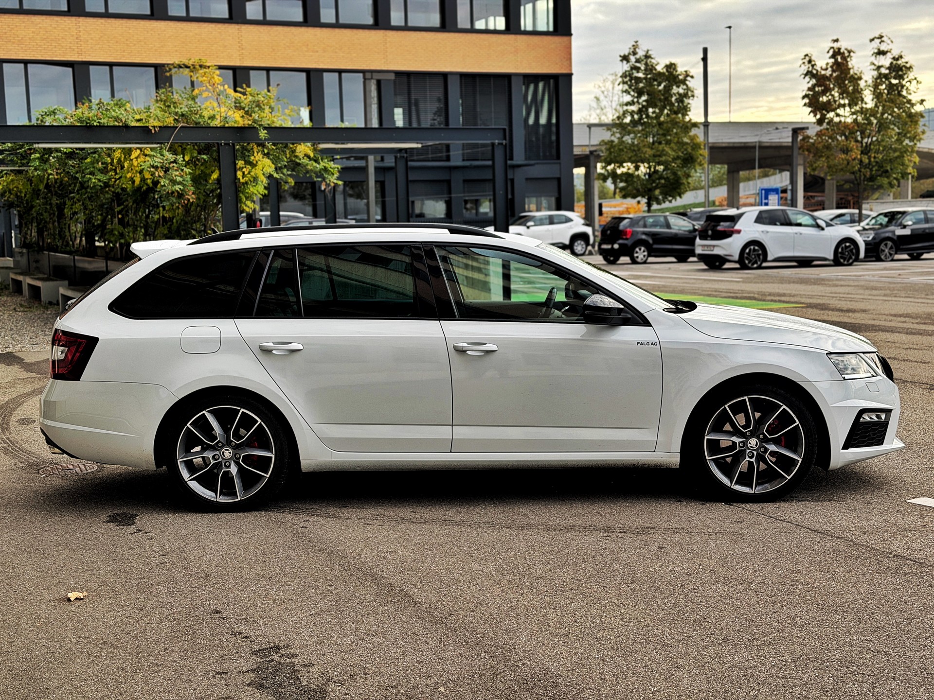 SKODA Octavia Combi 2.0 TDI RS Final Edition 4x4 DSG-image-2