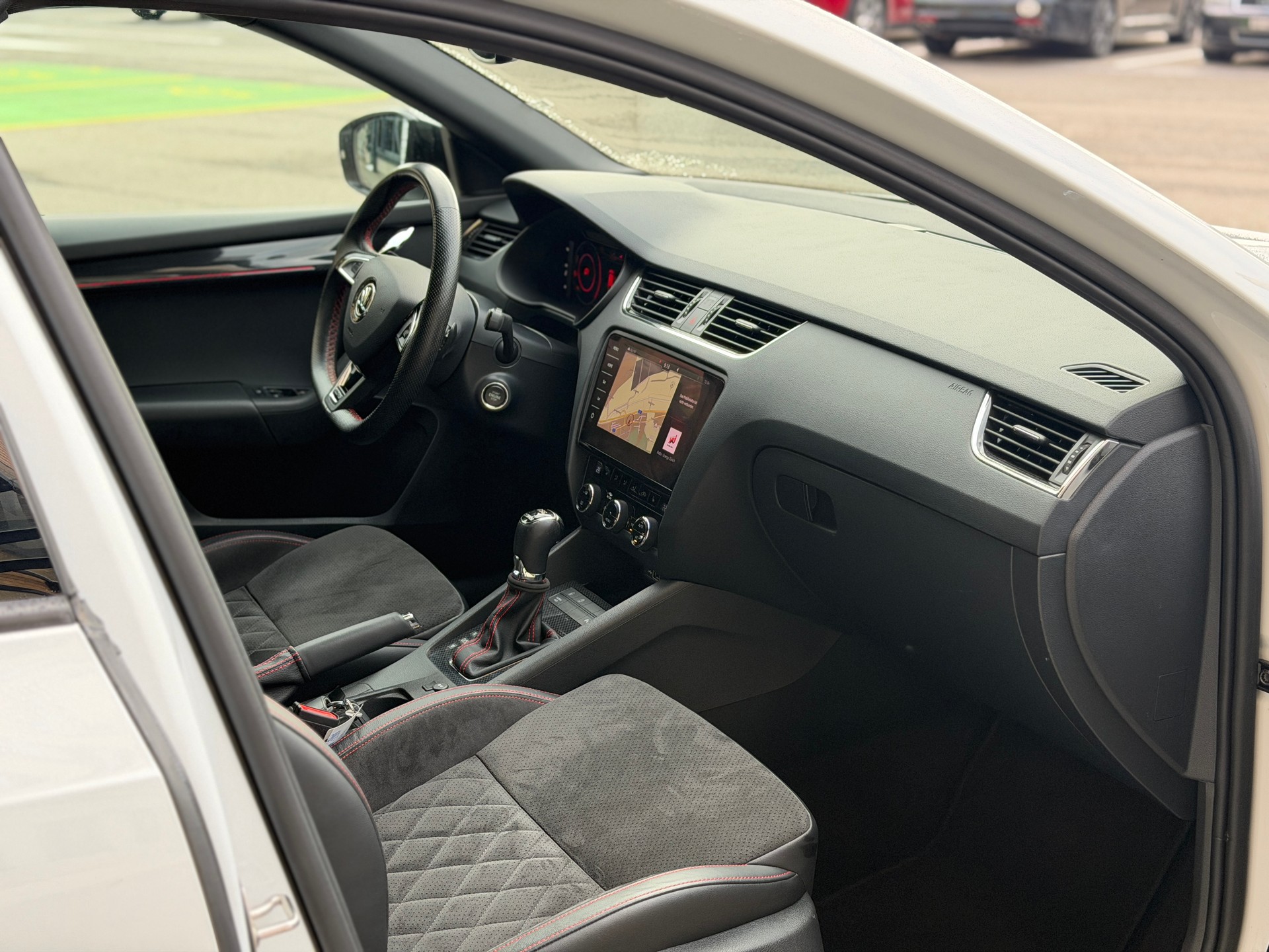 SKODA Octavia Combi 2.0 TDI RS Final Edition 4x4 DSG-image-25