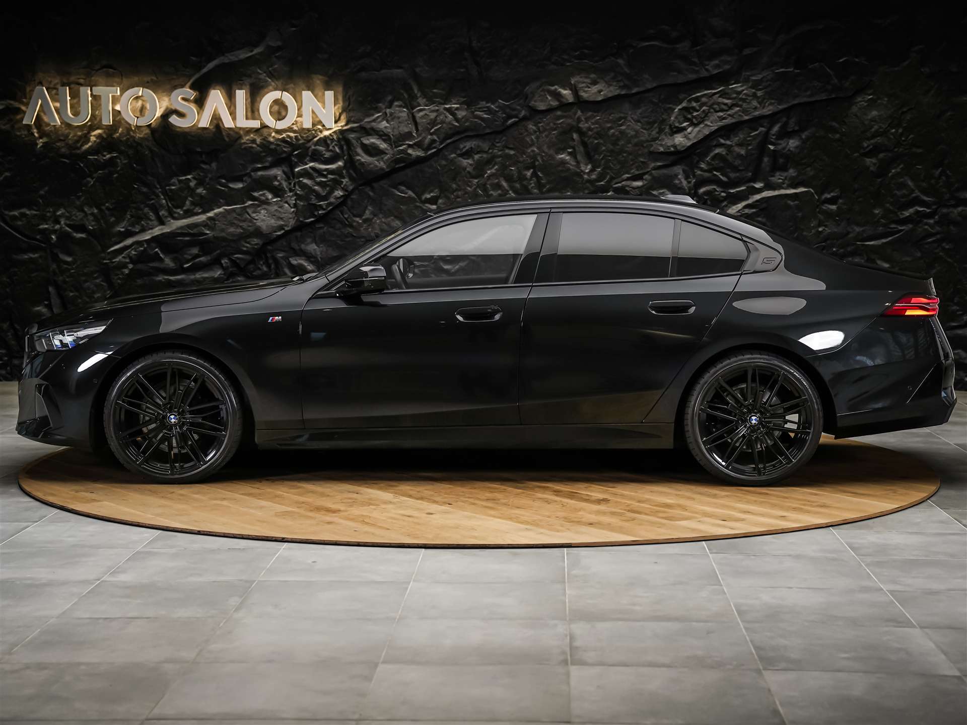 BMW 520i 48V M Sport Steptronic *ICONIC GLOW*Werksgarantie*21" Felgen*Sitzlüftung*-showroom-element-1