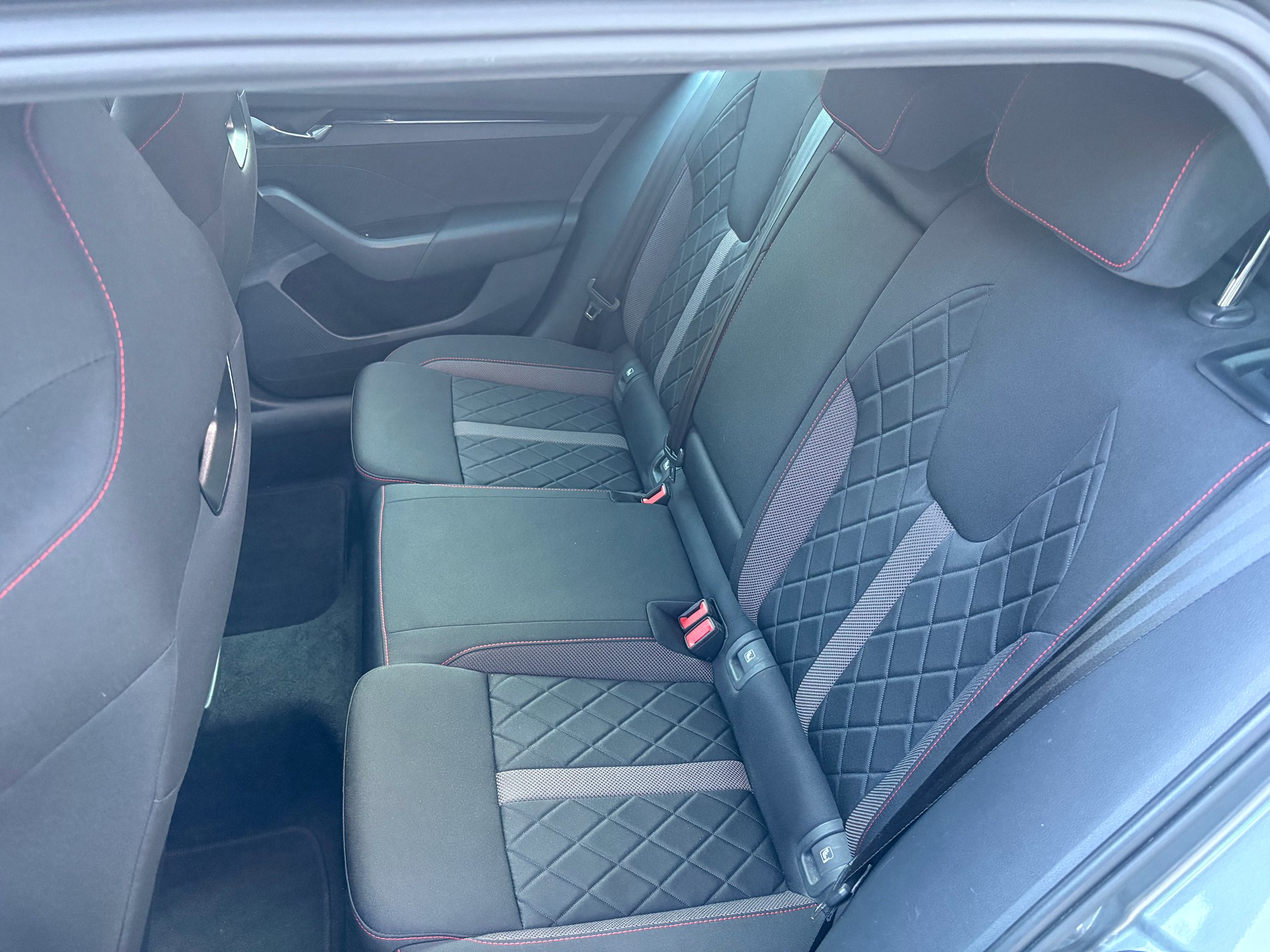 SKODA Octavia Combi 2.0 TDI DSG RS 4x4-image-6