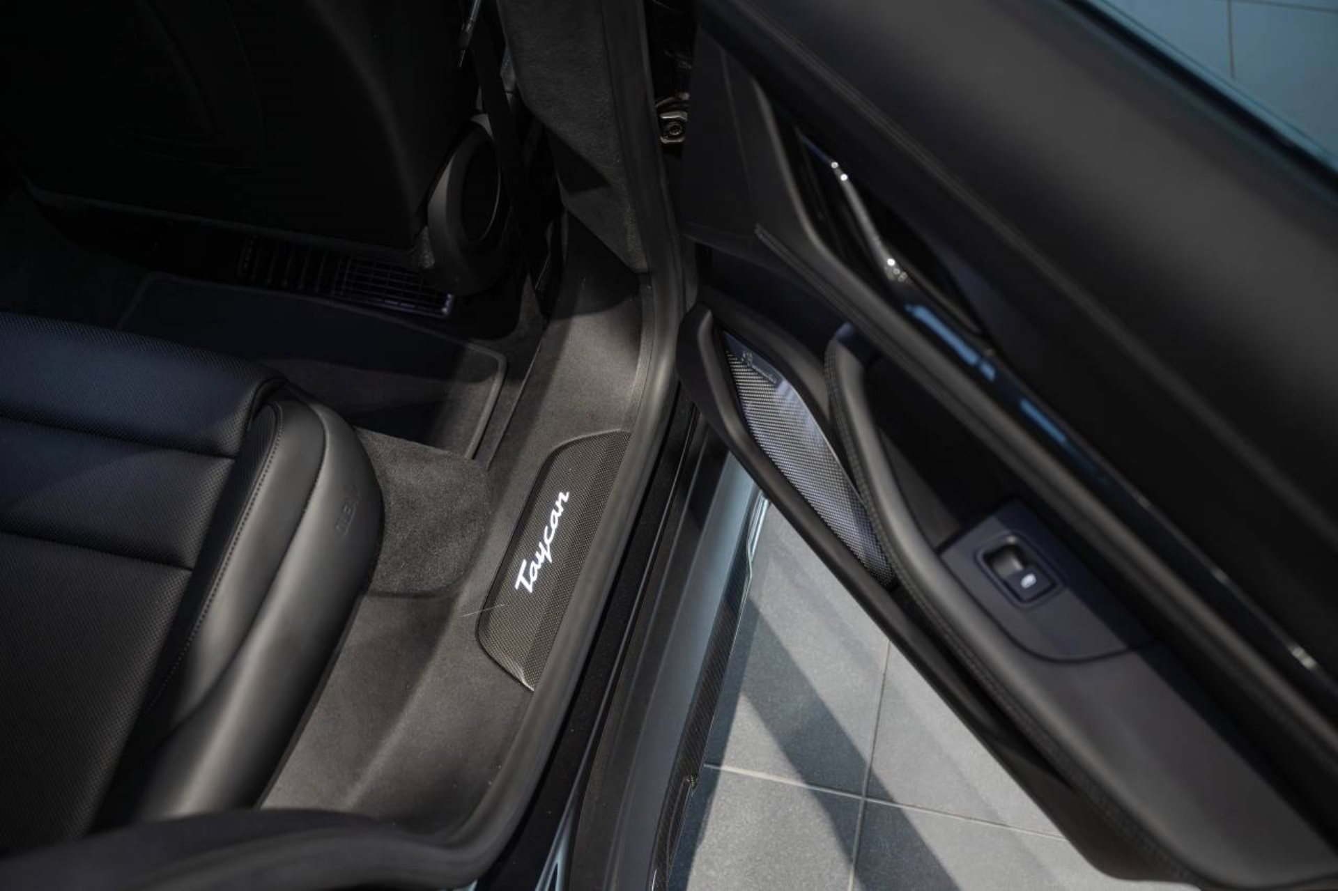PORSCHE Taycan Turbo S Cross Turismo-image-23