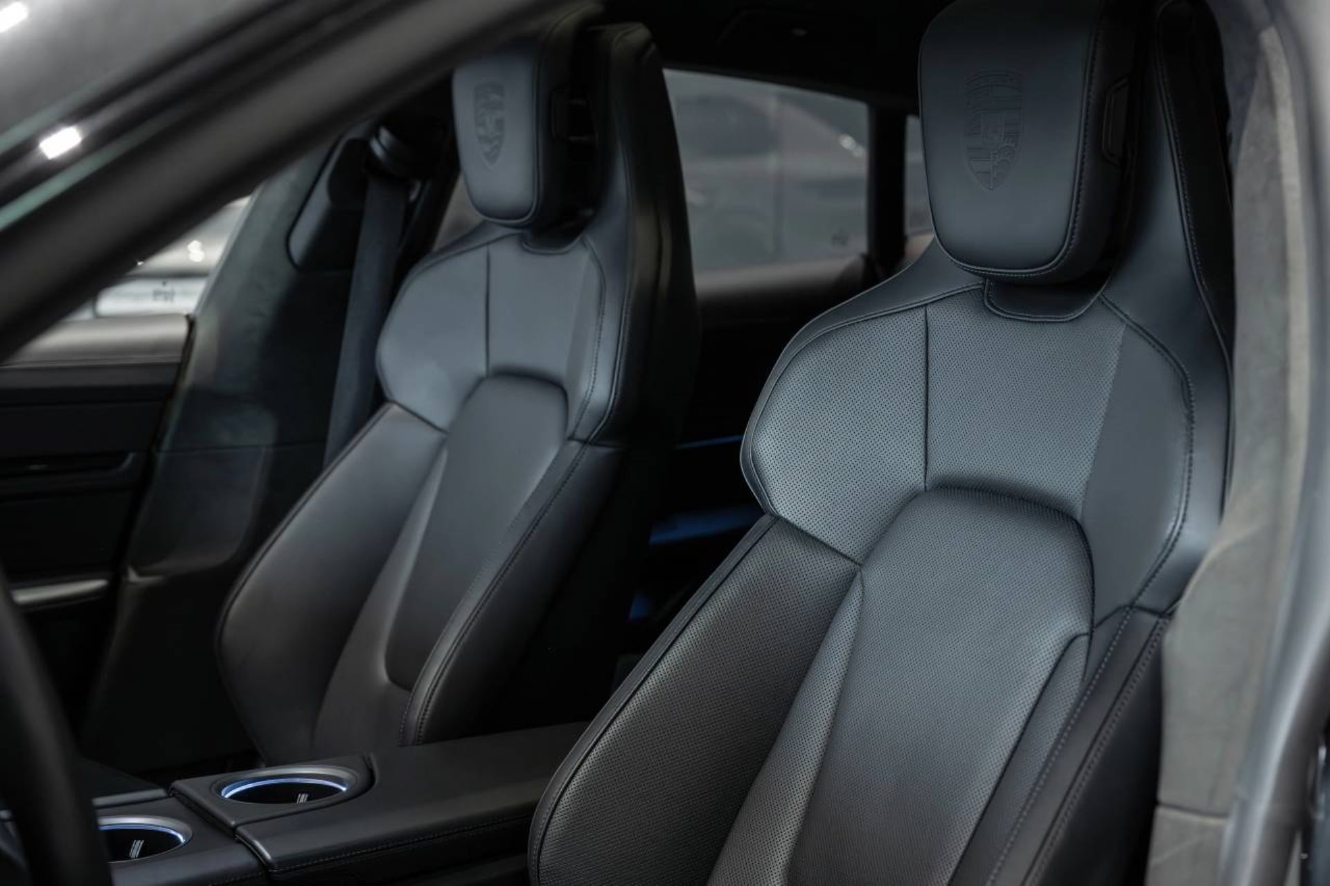 PORSCHE Taycan Turbo S Cross Turismo-image-4
