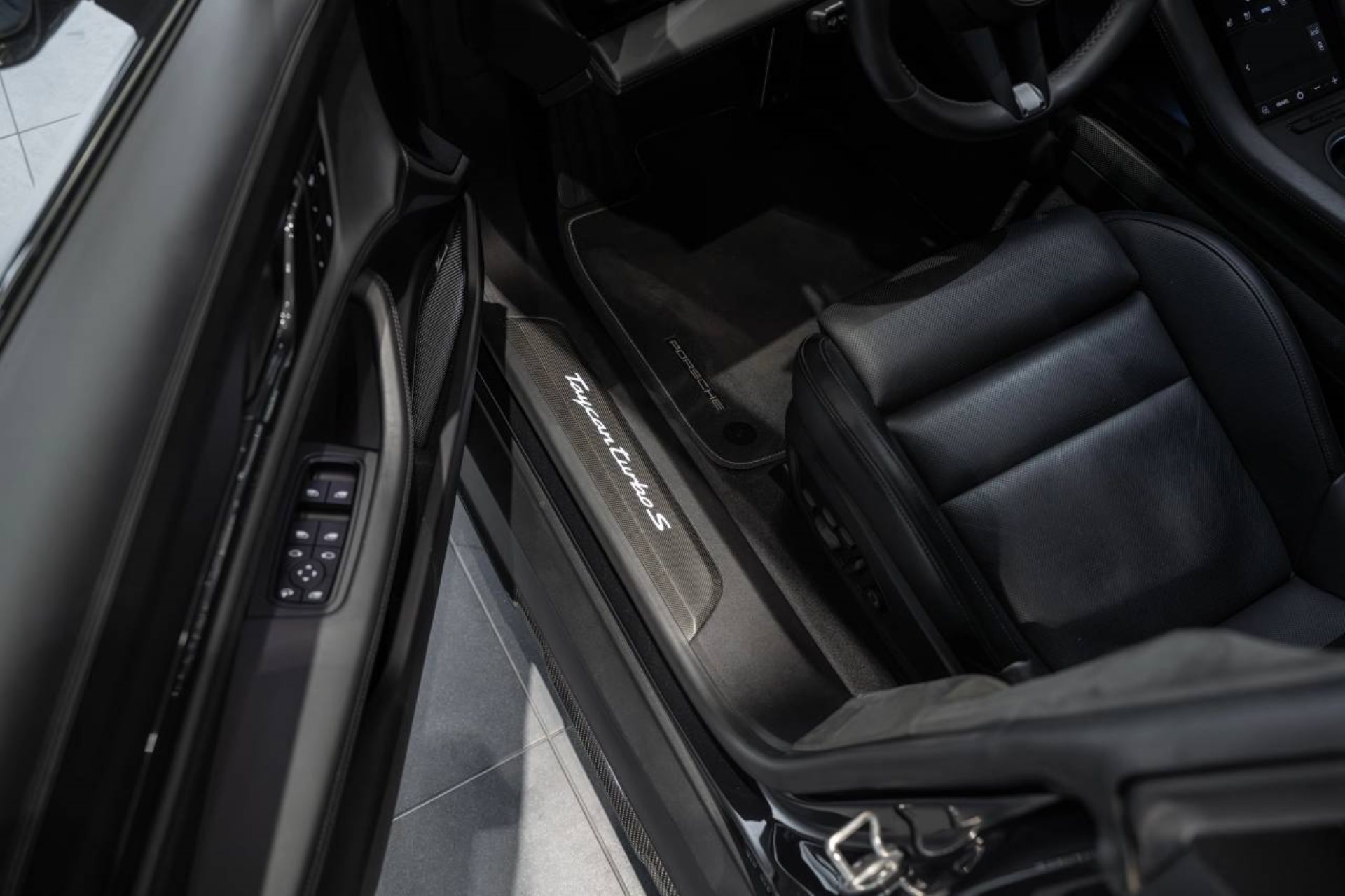 PORSCHE Taycan Turbo S Cross Turismo-image-18