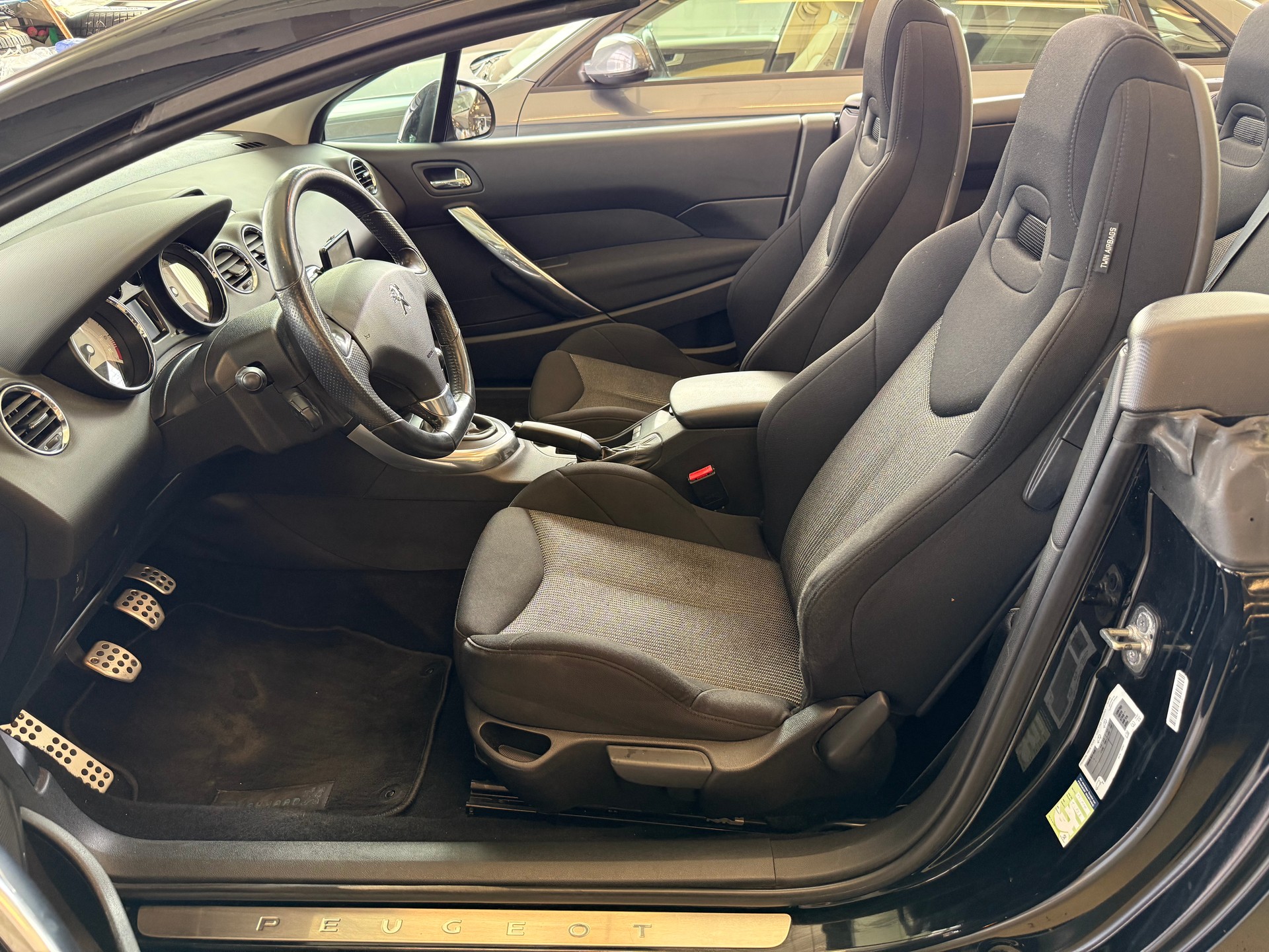 PEUGEOT 308 CC 1.6 16V VTi Sport-image-8