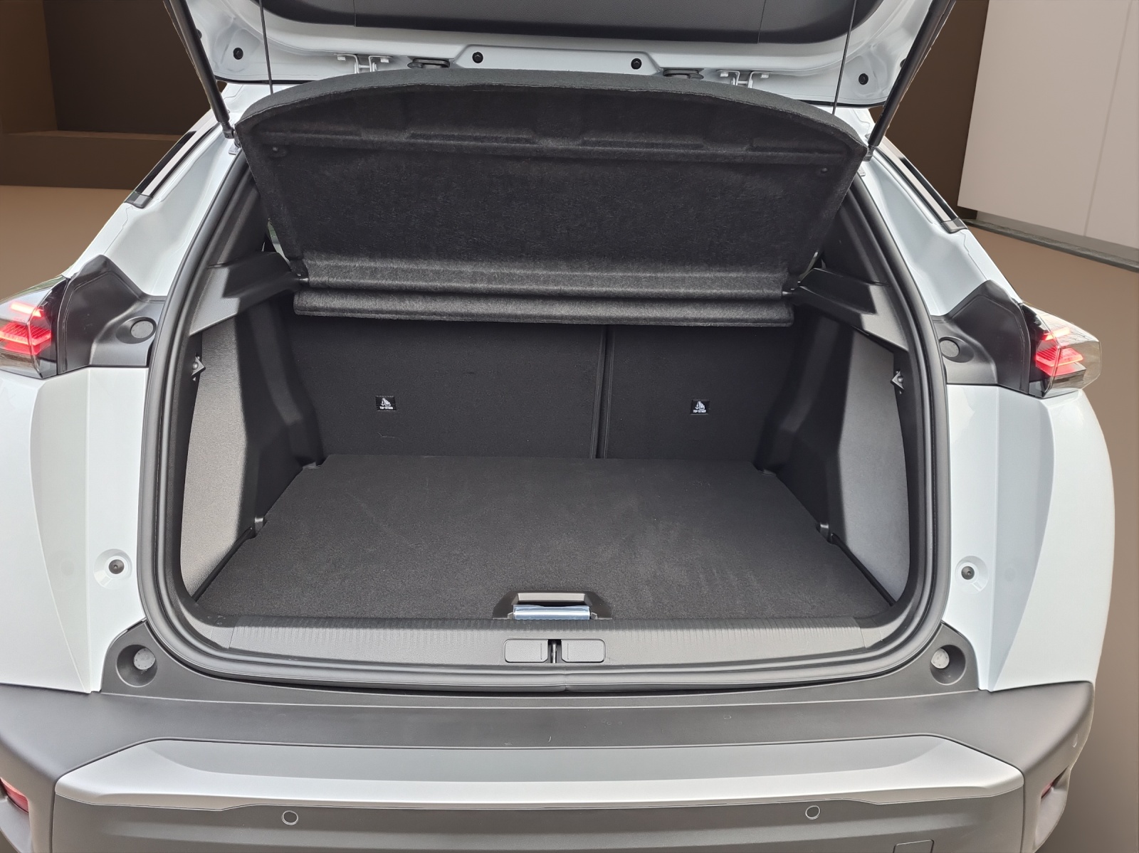 PEUGEOT 2008 1.2 145 MHEV Allure Premium-image-14