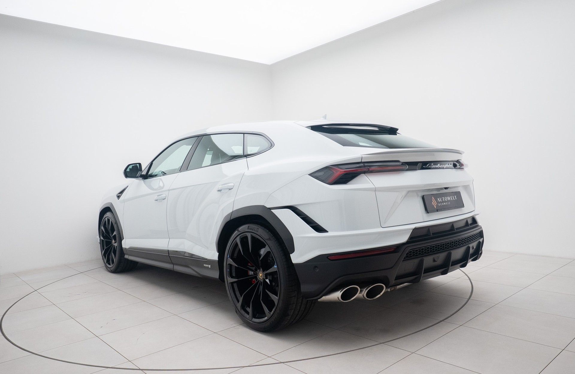 LAMBORGHINI Urus S-image-2