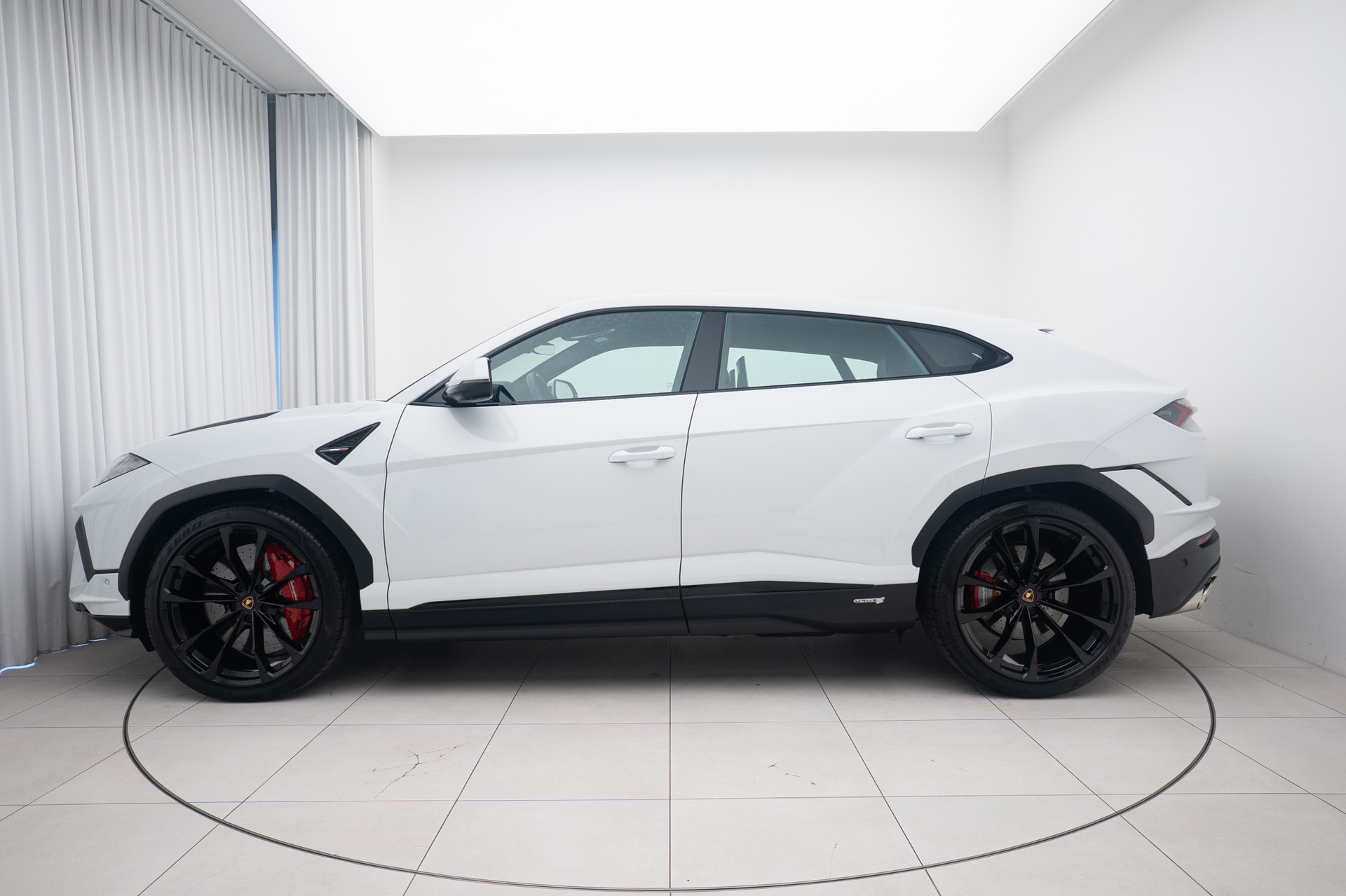 LAMBORGHINI Urus S-image-1