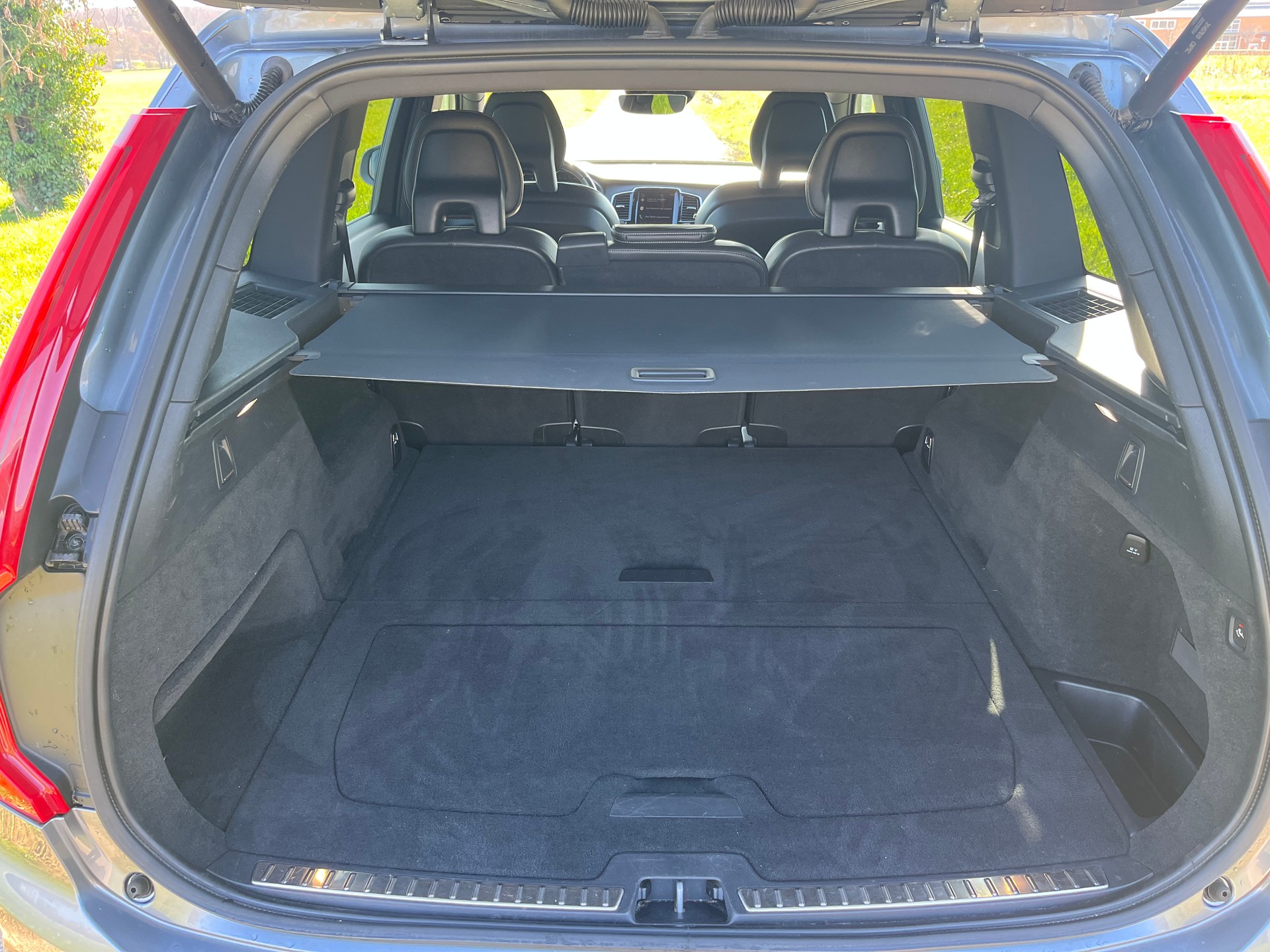 VOLVO XC90 D5 AWD R-Design Geartronic ( 5 places grand coffre avec attelage électrique)-image-11