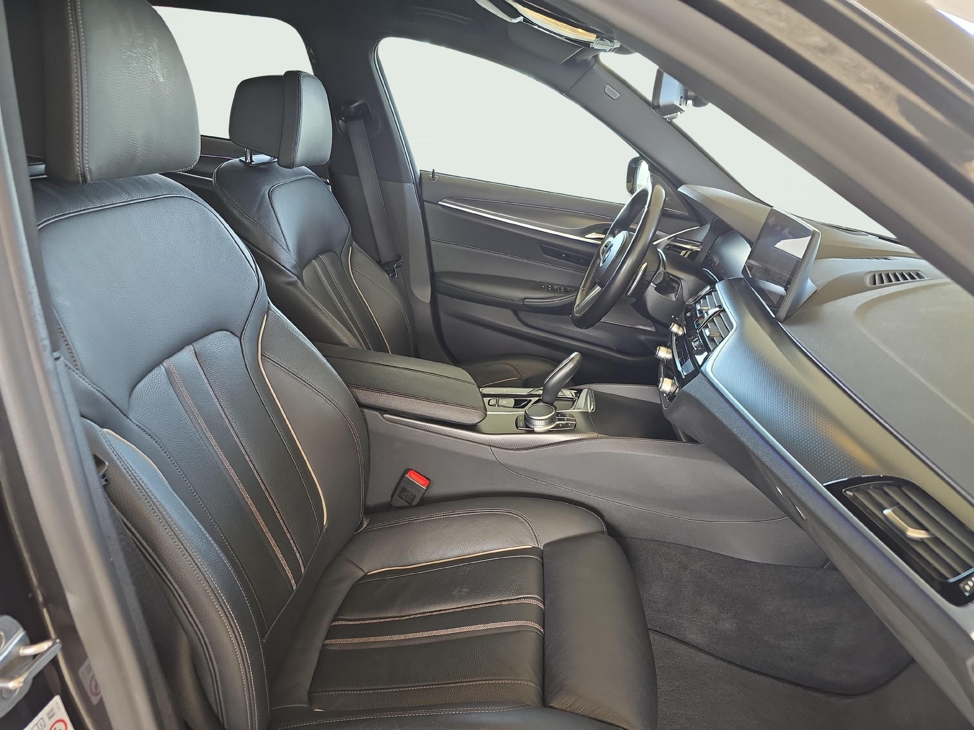 BMW 520d xDrive Touring-image-9